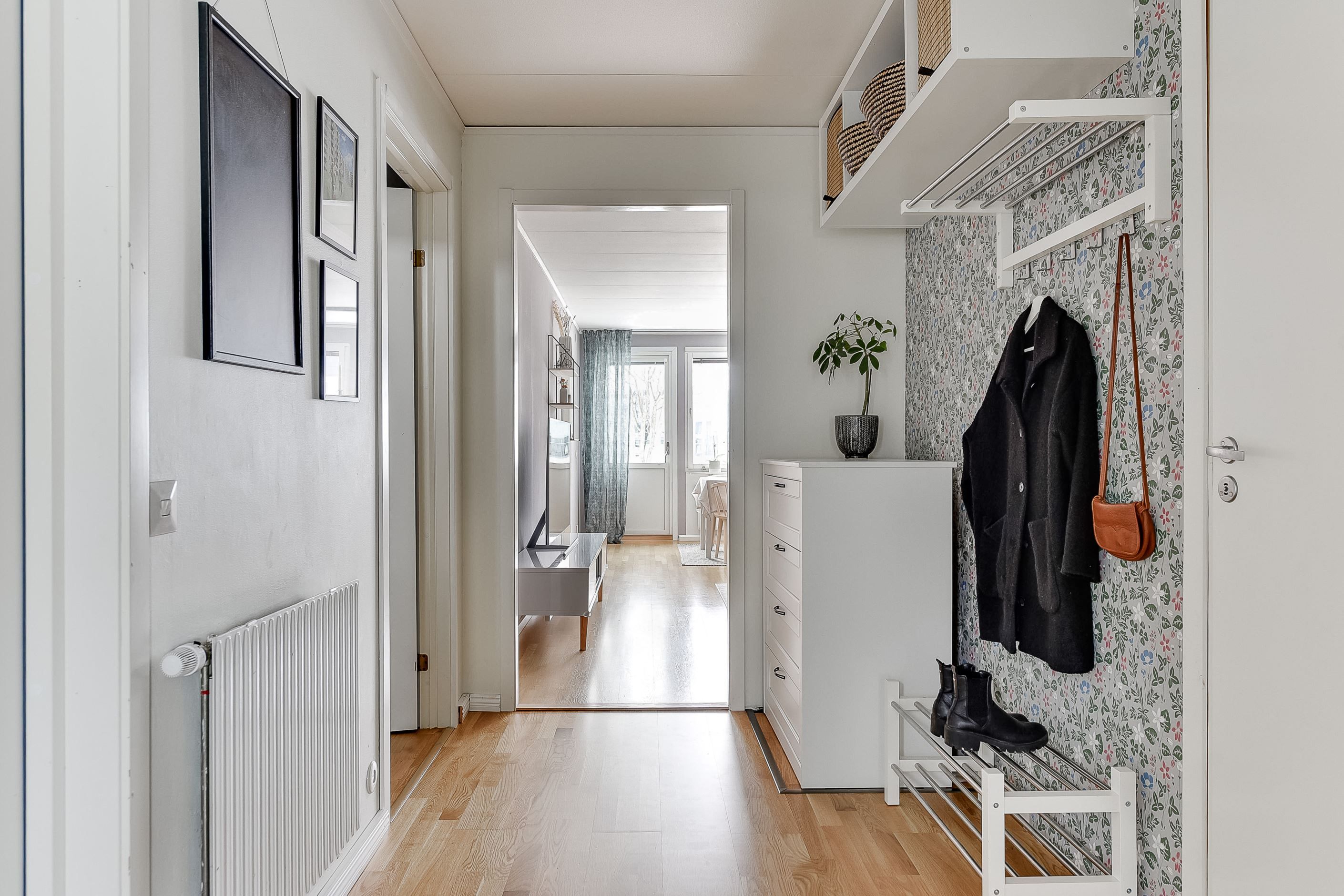 Inre hall - mot sovrum och vardagsrum