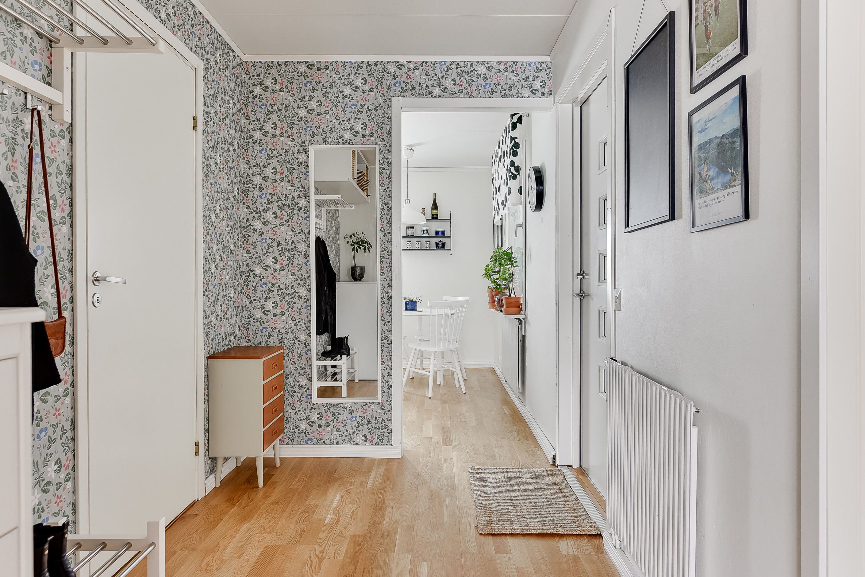 Inre hall - mot kök och duschrum