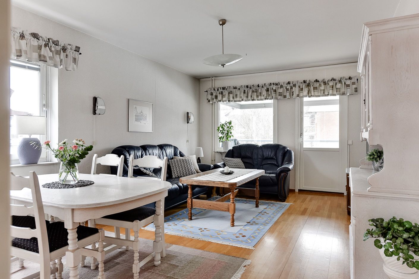 Vardagsrum med salongsdel