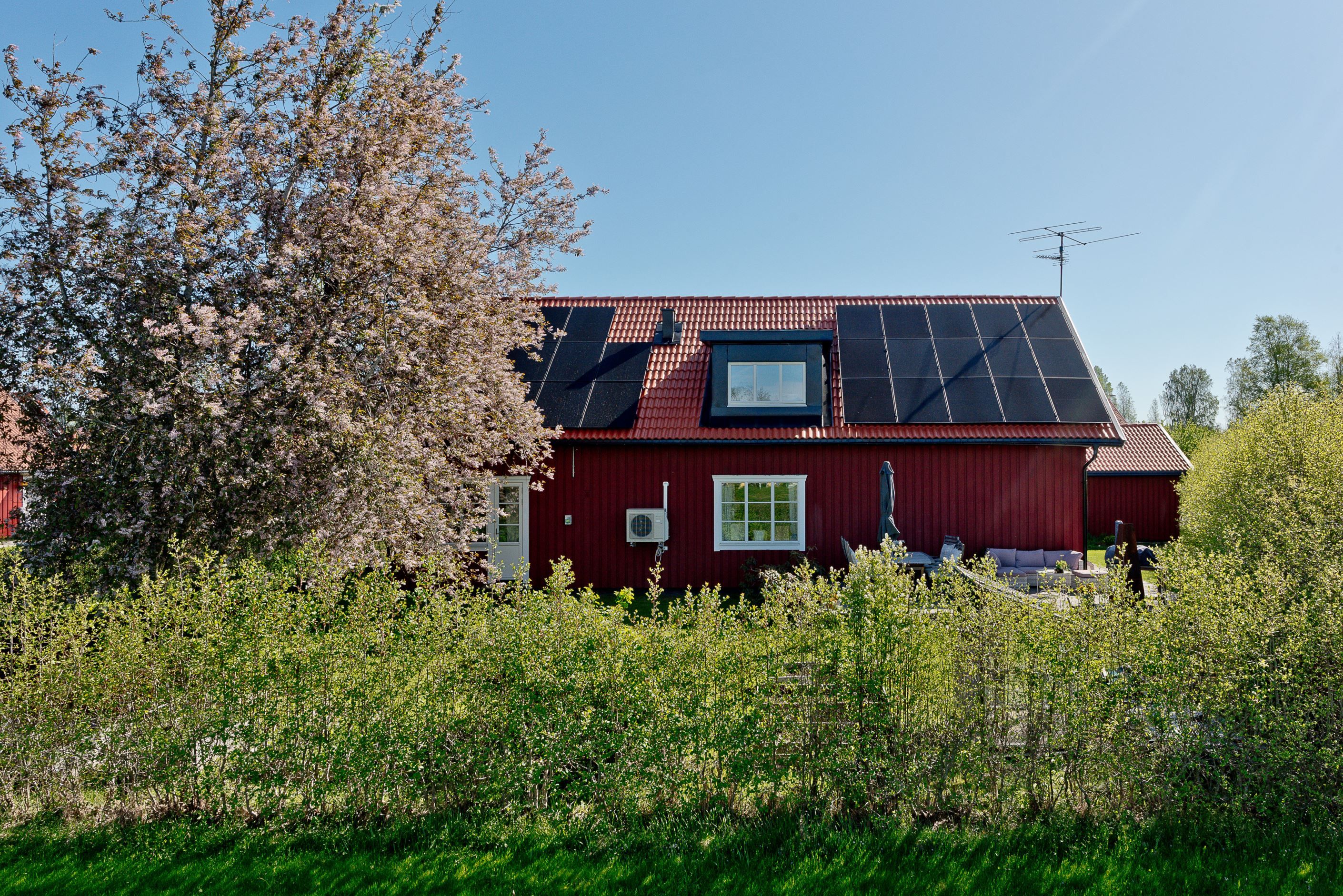 Huset sett från grönområde