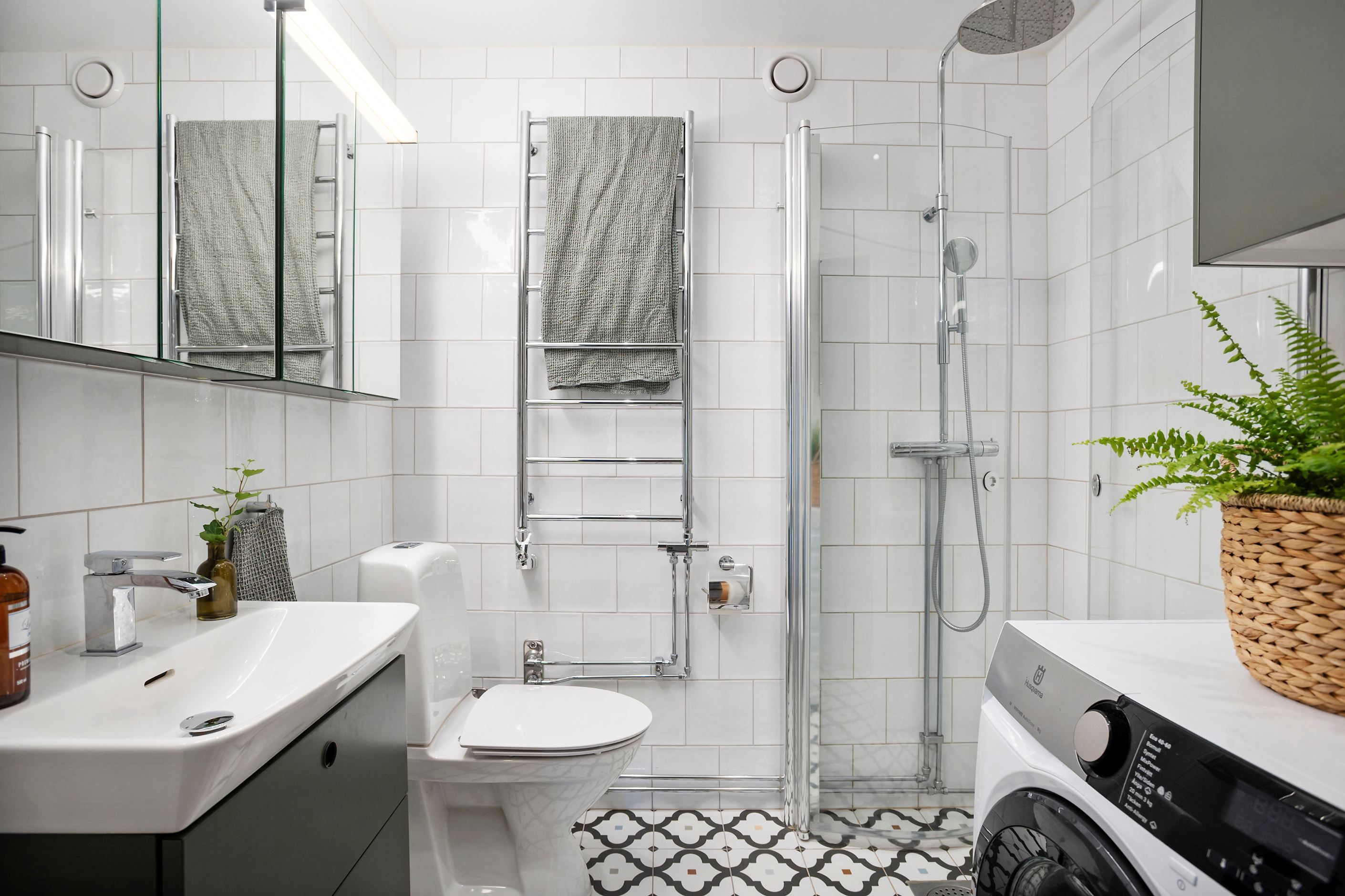 Helkaklad wc/dusch med tvättmaskin