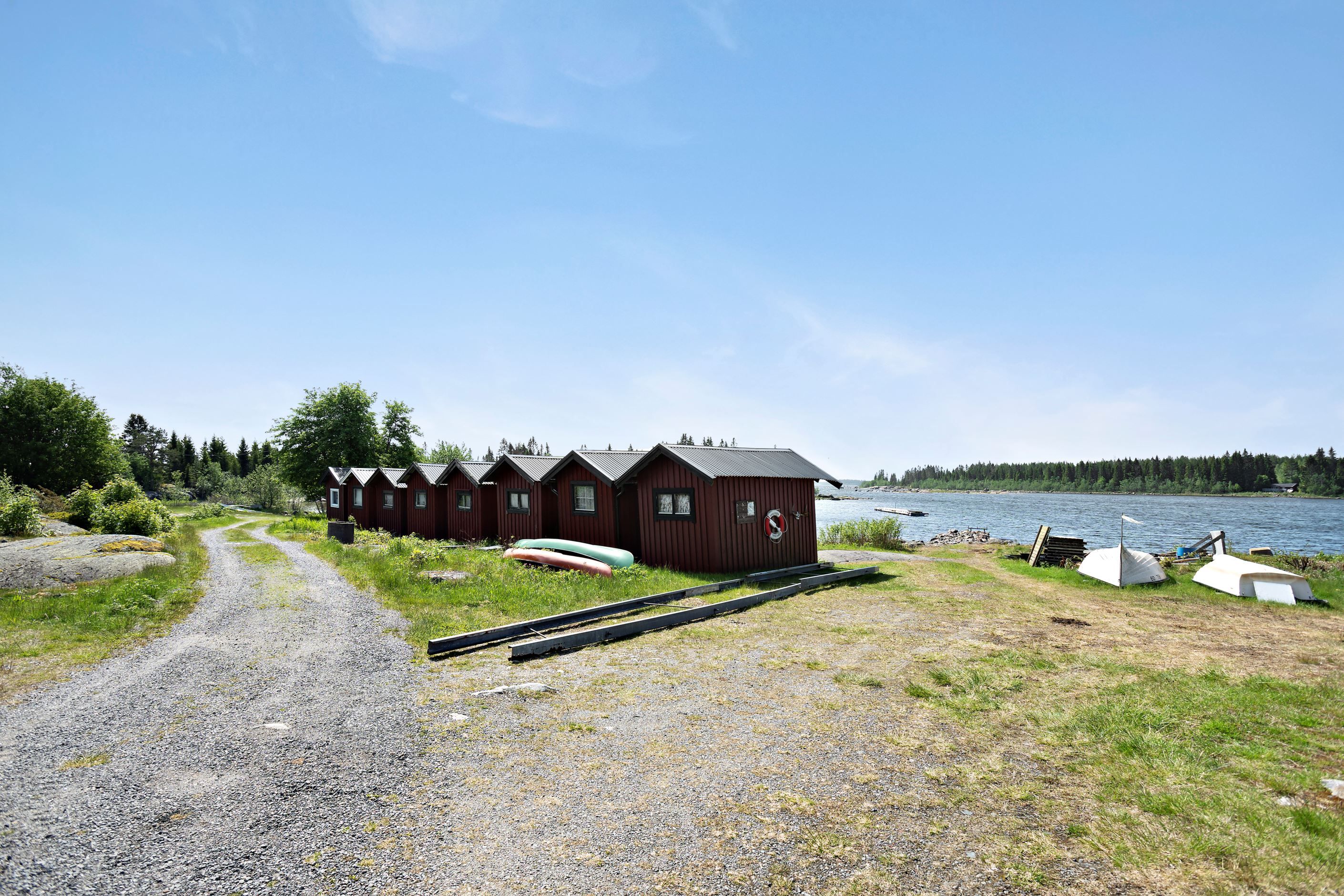 Vid båthamnen och den gemensamma Karlsbostugan