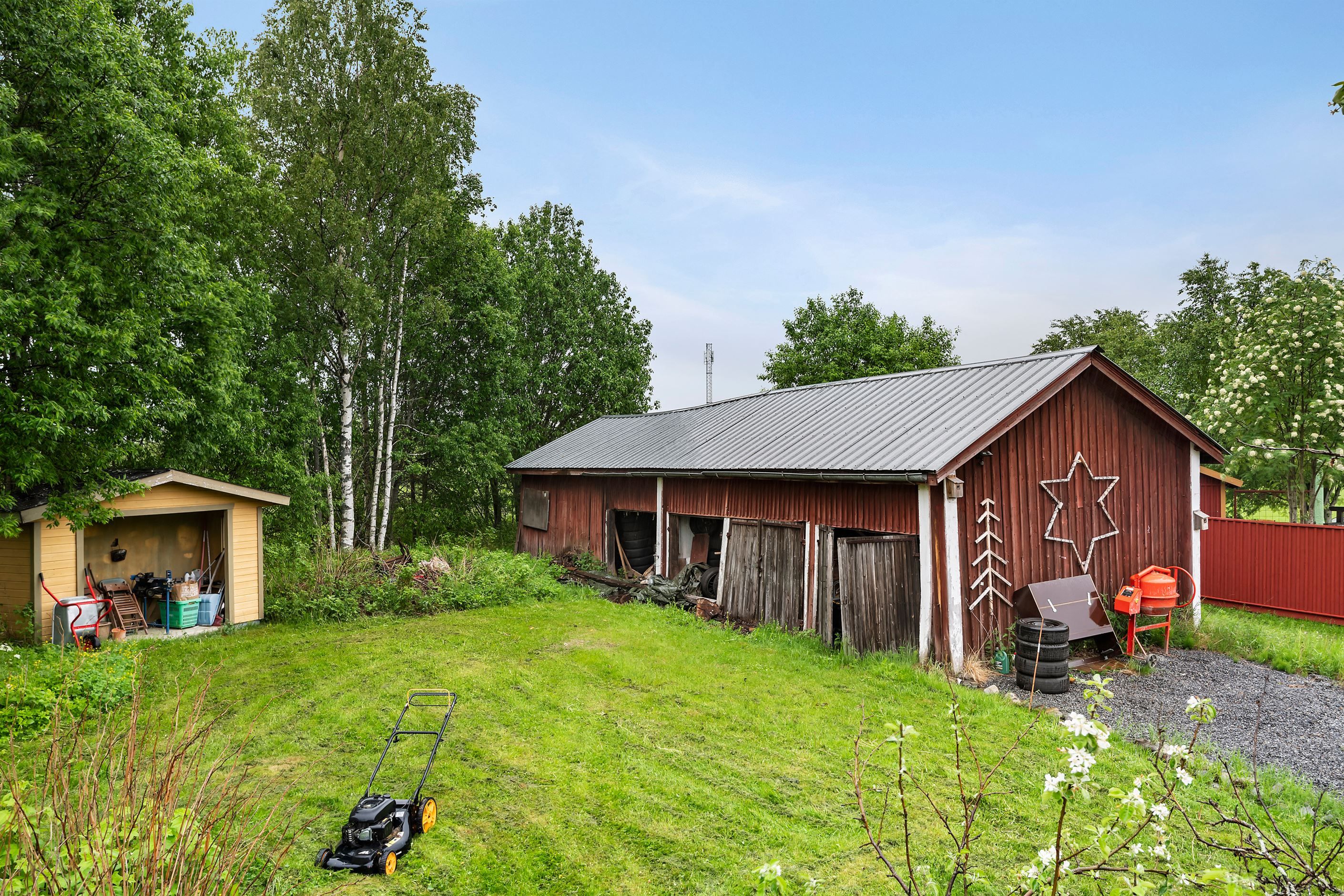 Äldre gårdshus/förråd