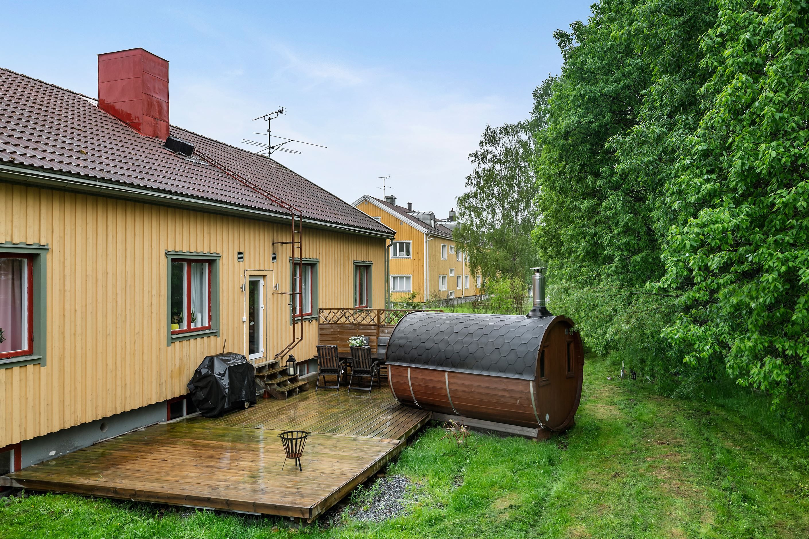 Baksida med uteplats och Bastutunna
