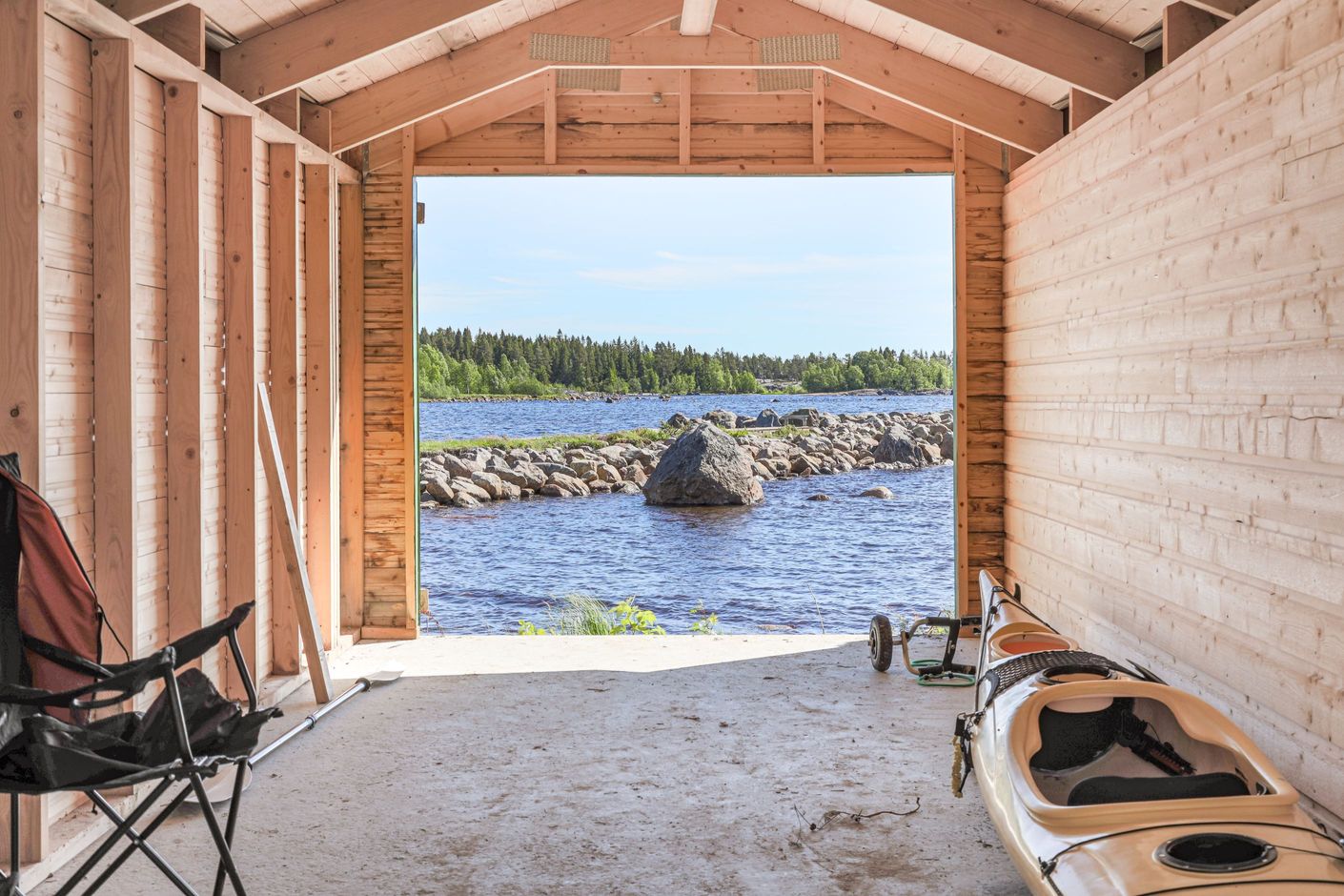 Båthus vid havet