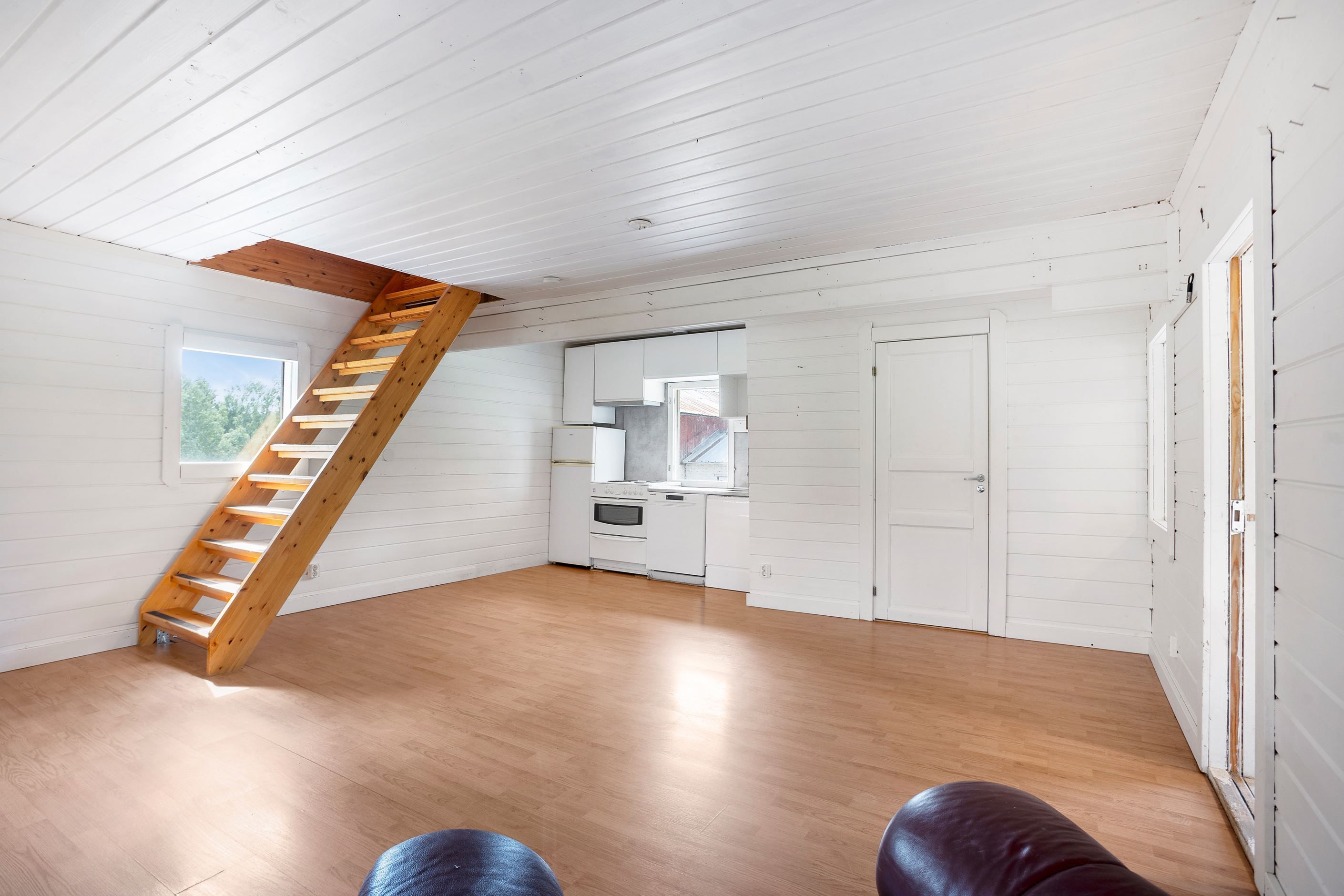 Gårdshus med kök, wc/dusch och loft