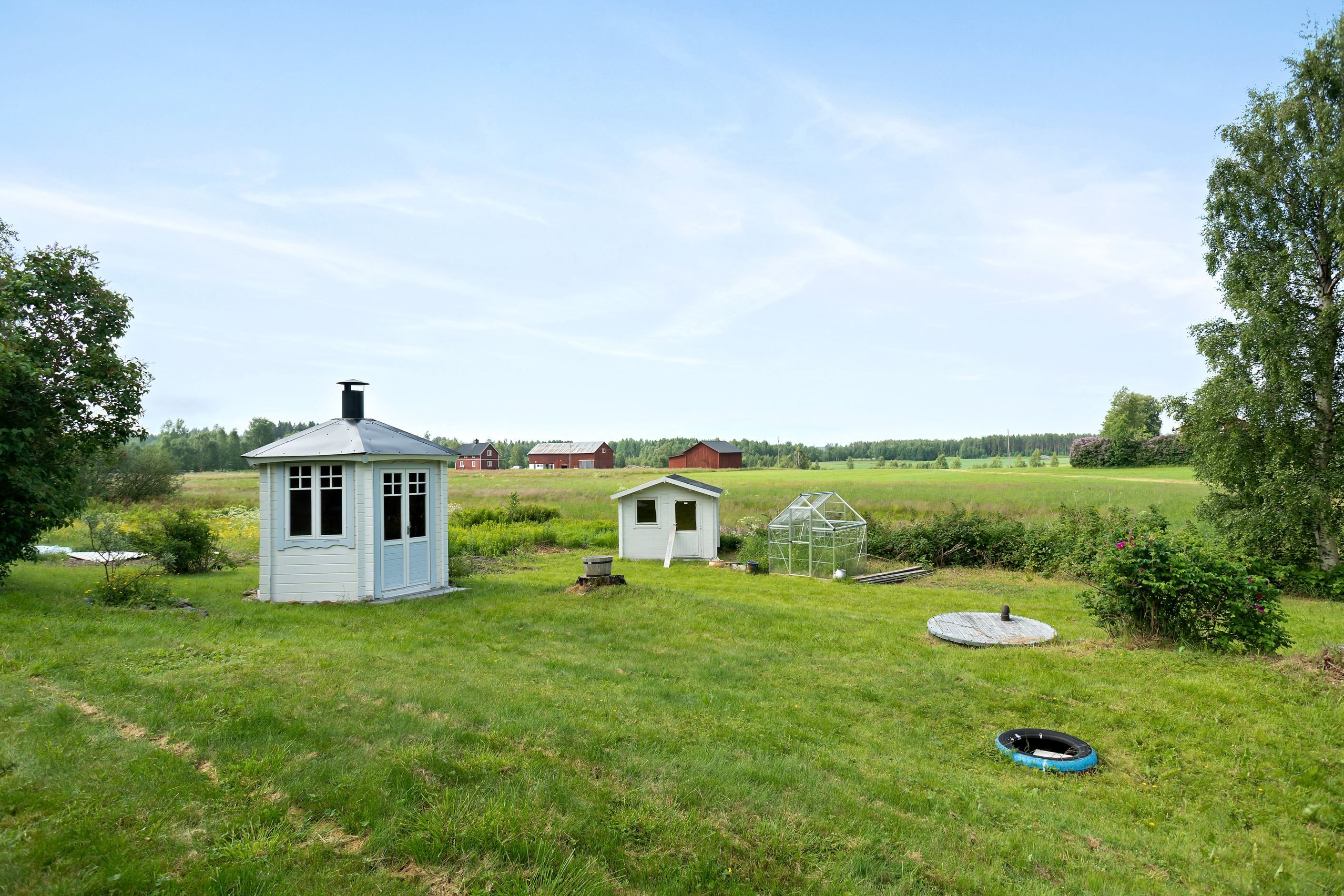 Grillstuga, förråd och växthus