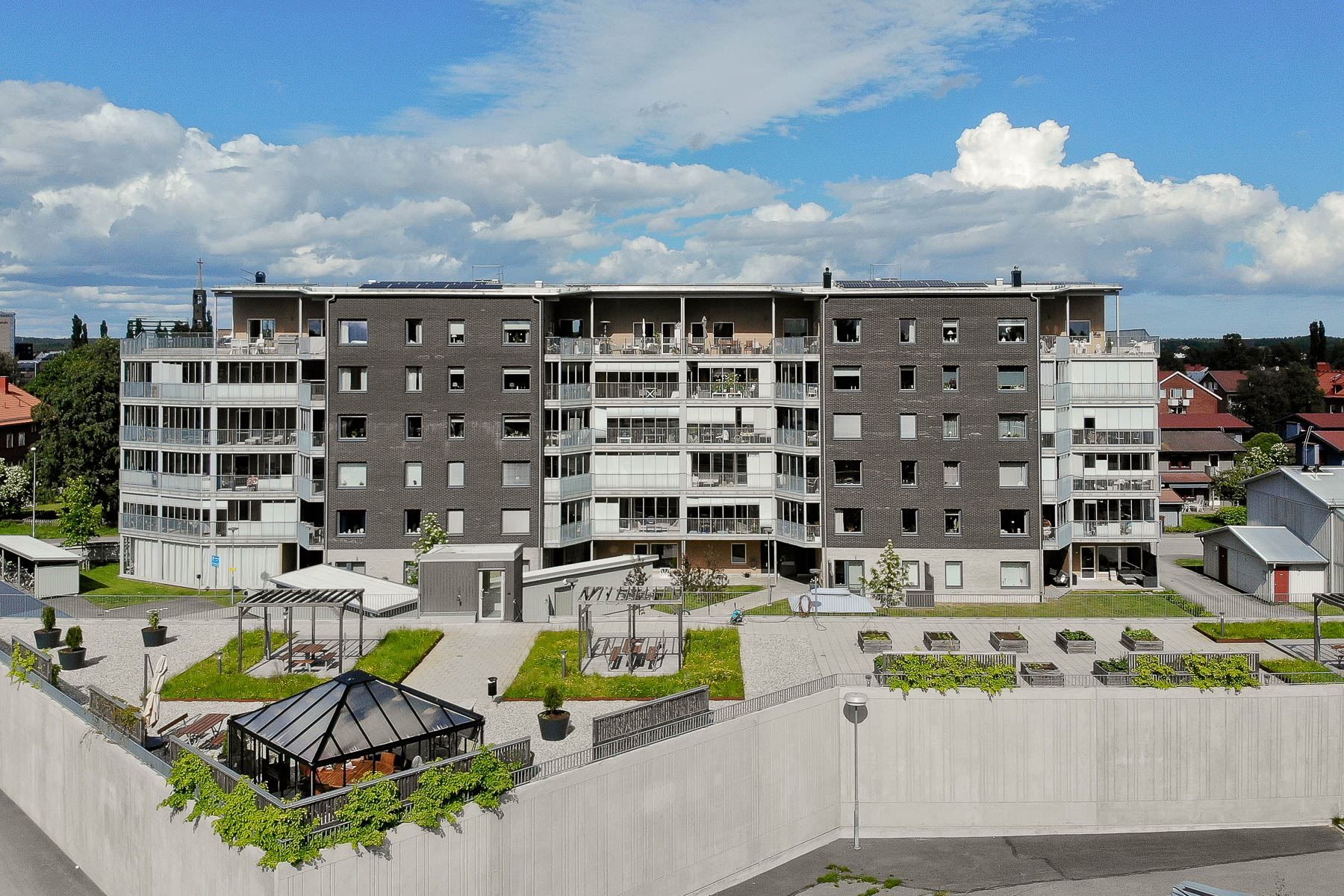 Fastigheten sedd från terrassen