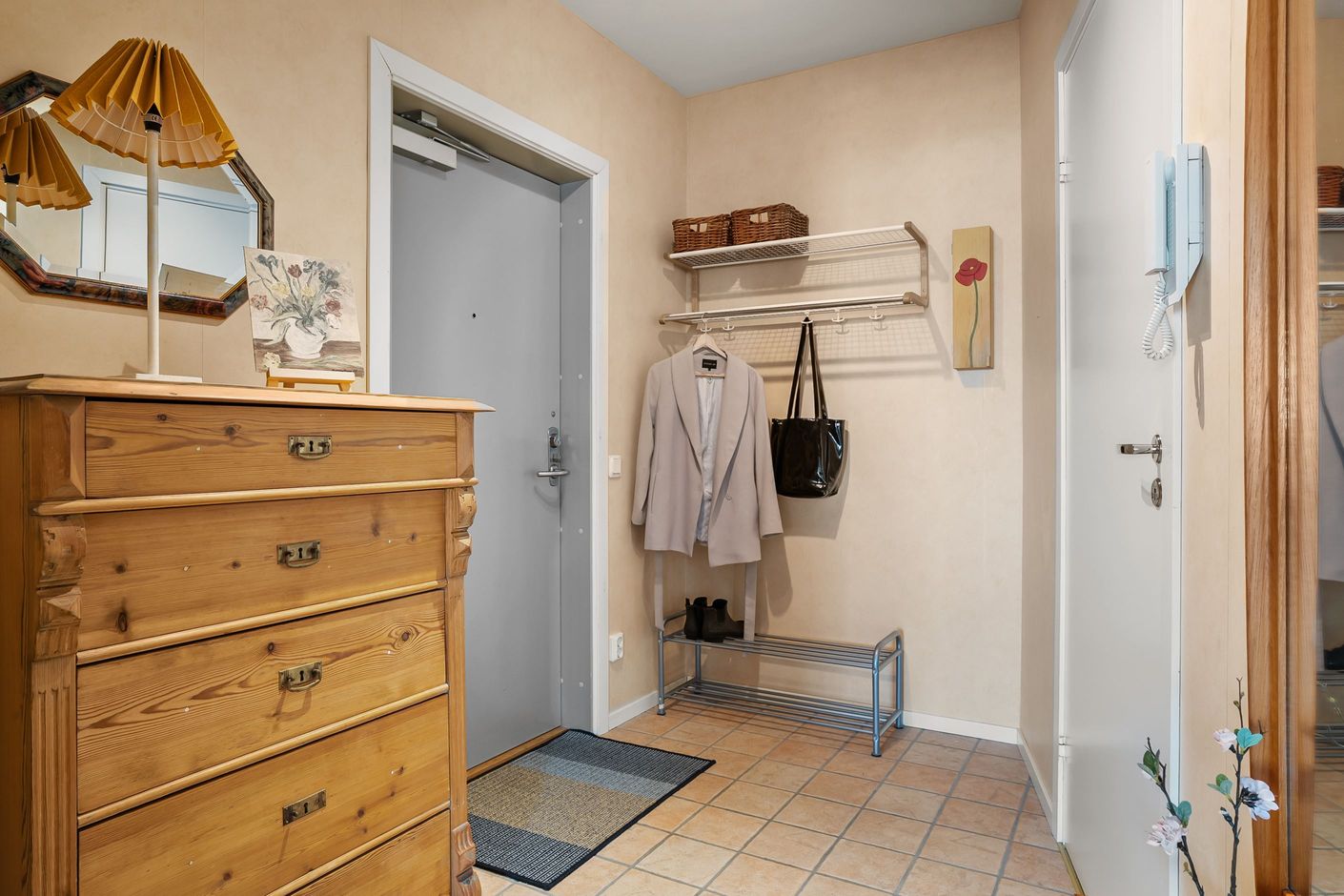 Rymlig hall med klädkammare till höger