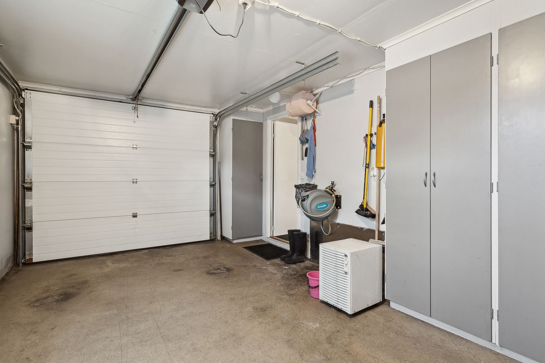 Varmgarage med plats för en bil