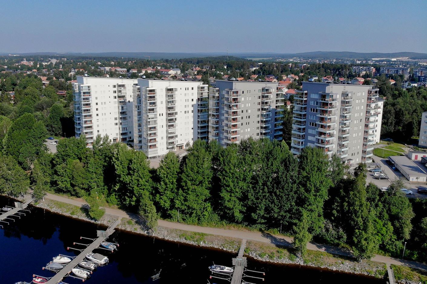 Kommunal båtplats nedanför husen.