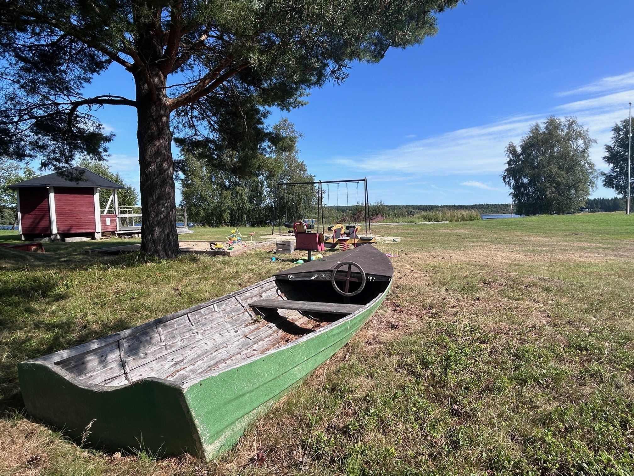 Sands Festplats 200m bort med festlokaler, lekpark, gungställning, sandlåda, dansloge, lekytor mm.