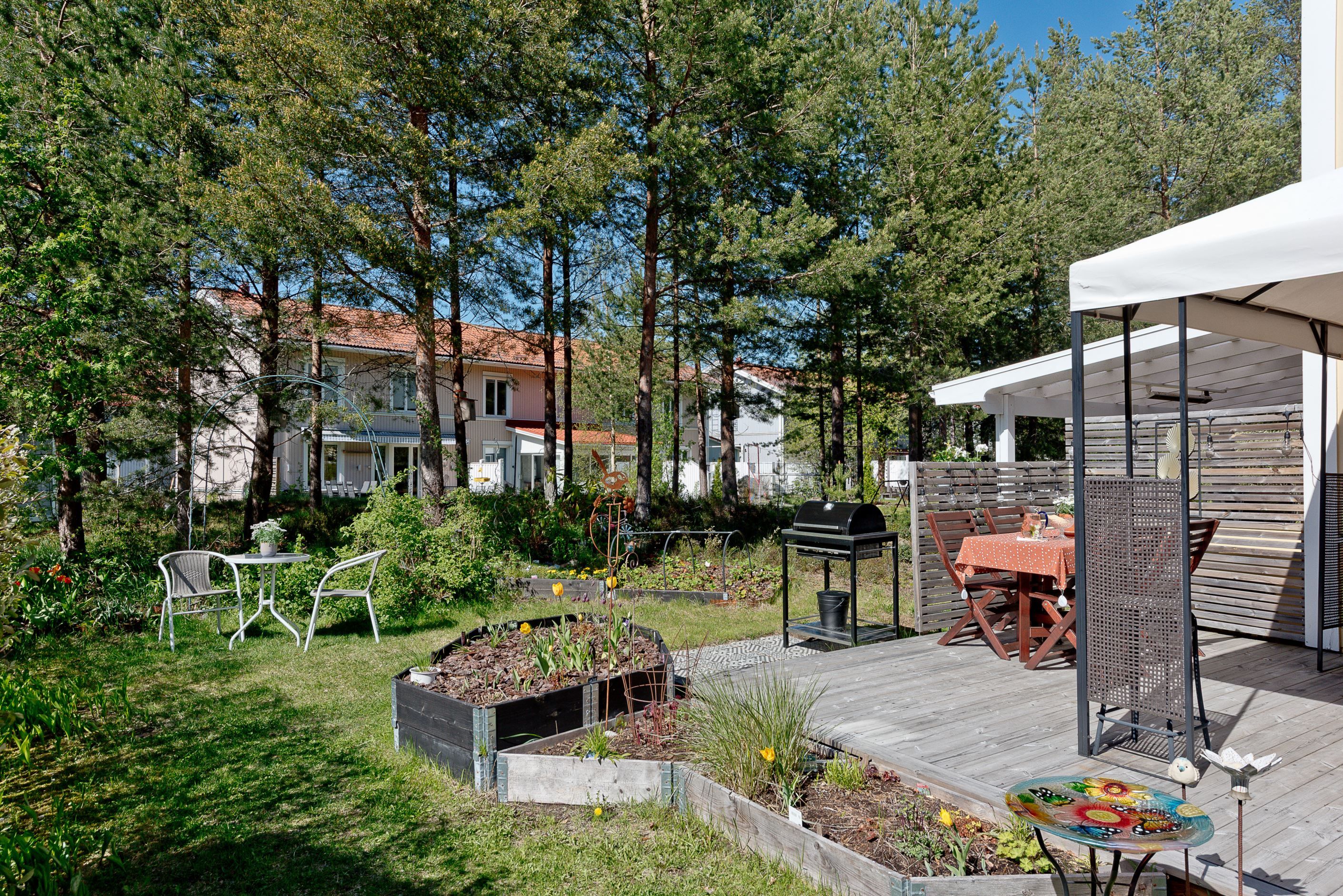 Uteplats i sydväst med tillhörande trädgård