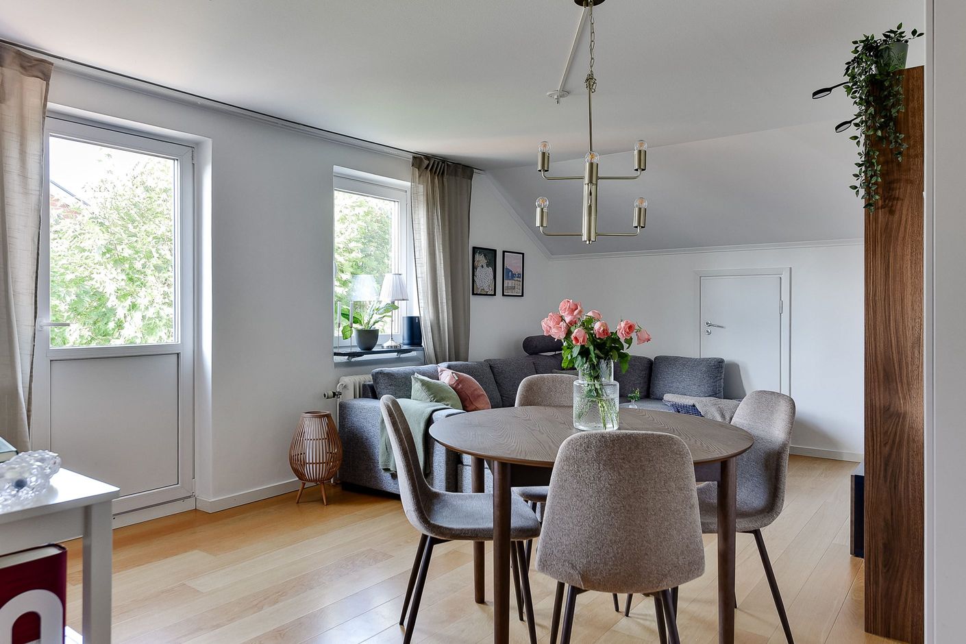 Vardagsrum med matplats