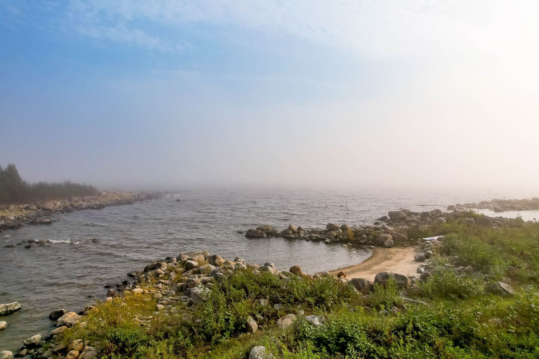 Liten badstrand precis nedanför tomten.