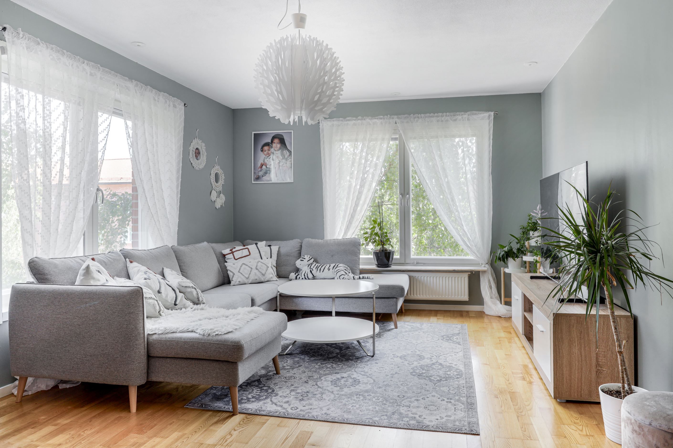 Vardagsrum med plats för salongsdel