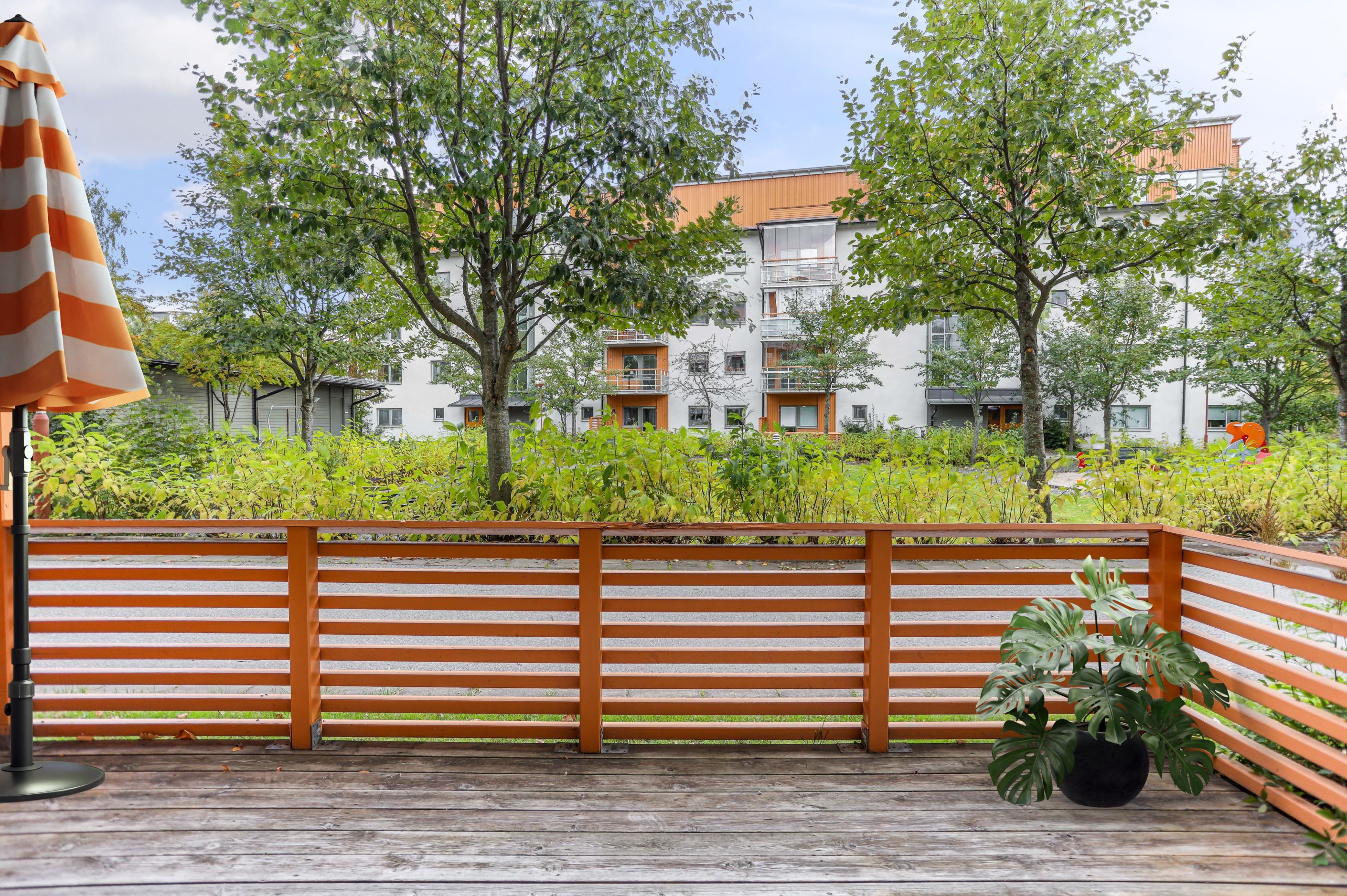 Uteplats med förmiddagssol