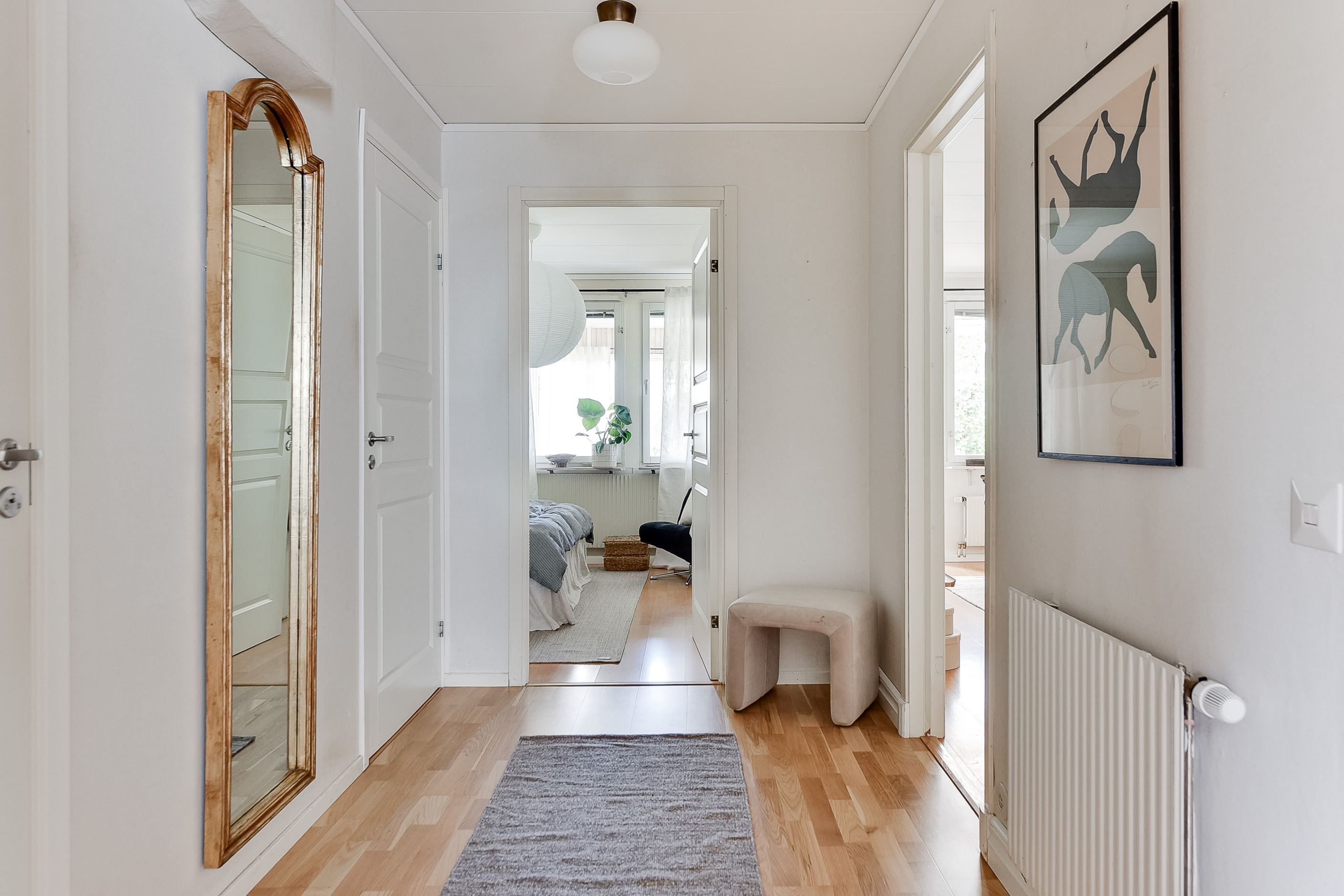 Hall mot Vardagsrum och Sovrum