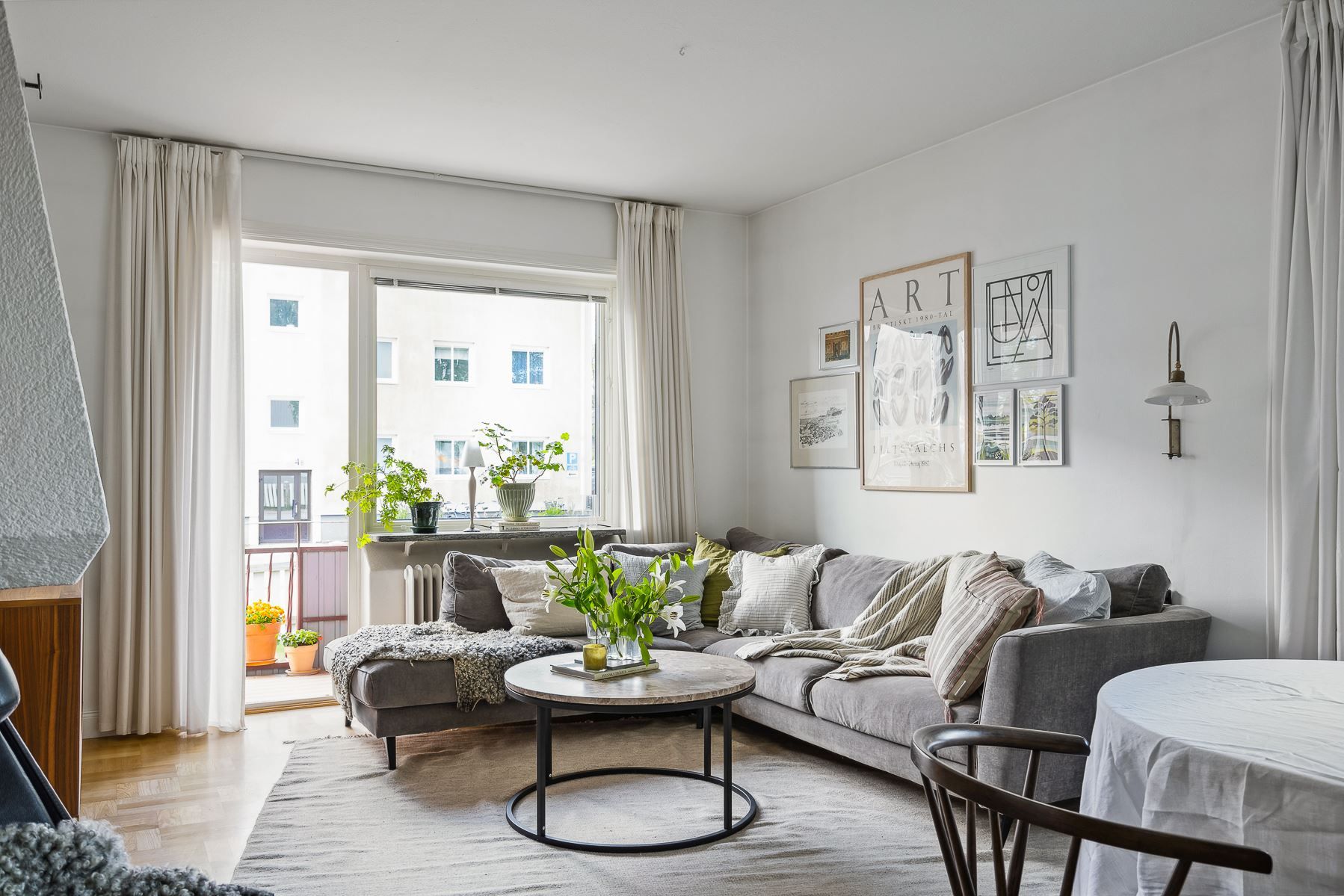 Vardagsrum med salongsdel och dekorativ öppen spis