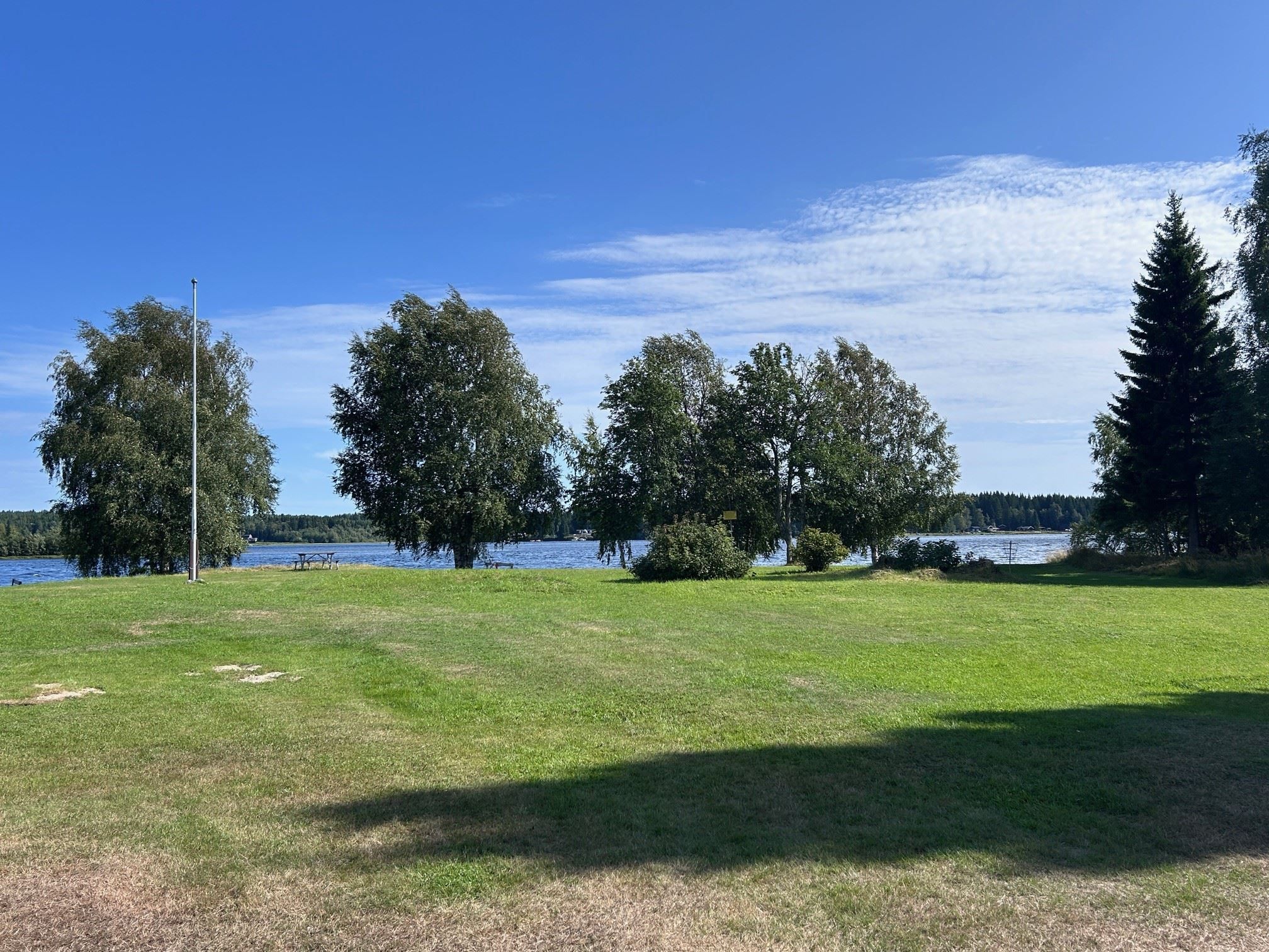 Sands Festplats 200m bort med festlokaler, lekpark, gungställning, sandlåda, dansloge, lekytor mm.