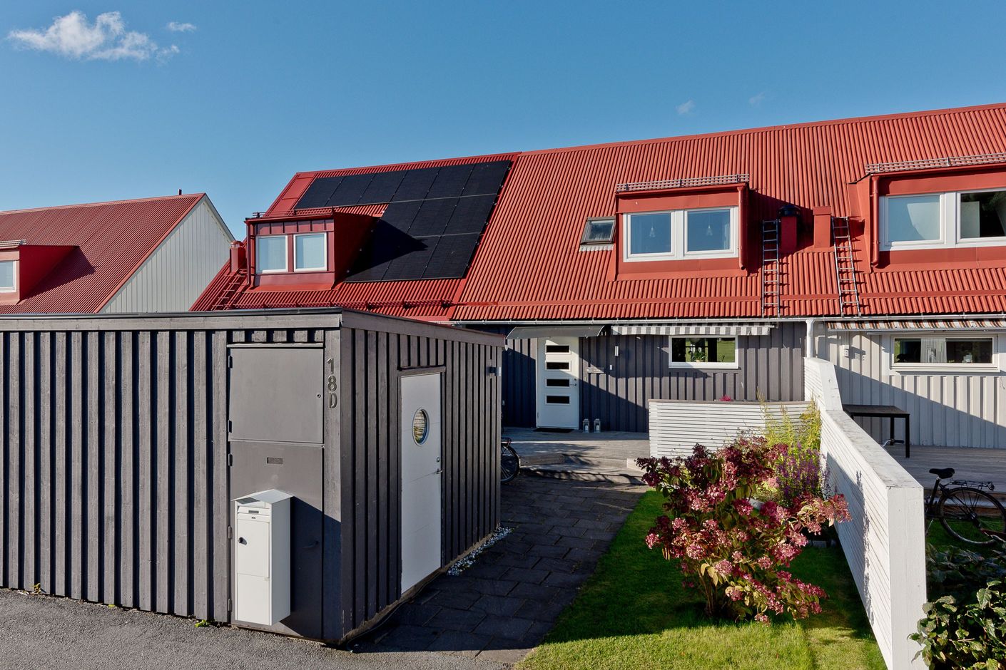 Framsida med uteplats och förråd