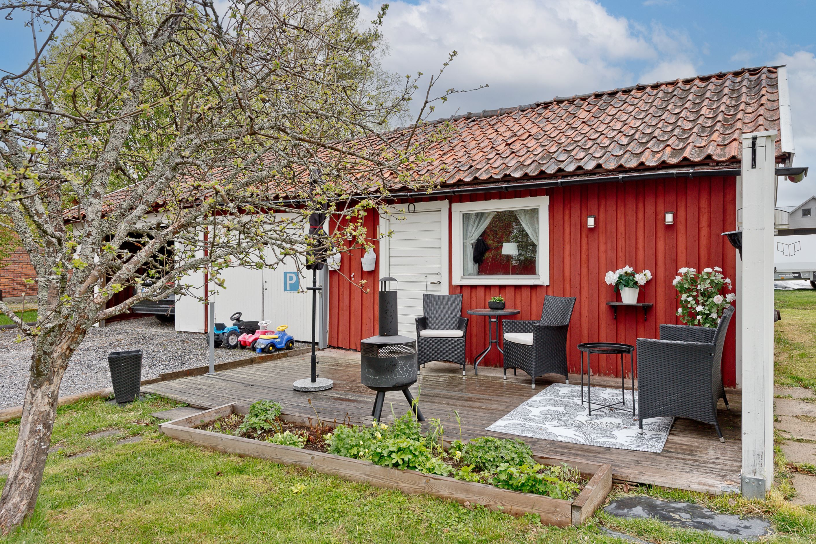 Byggnad med carport, garage och förråd