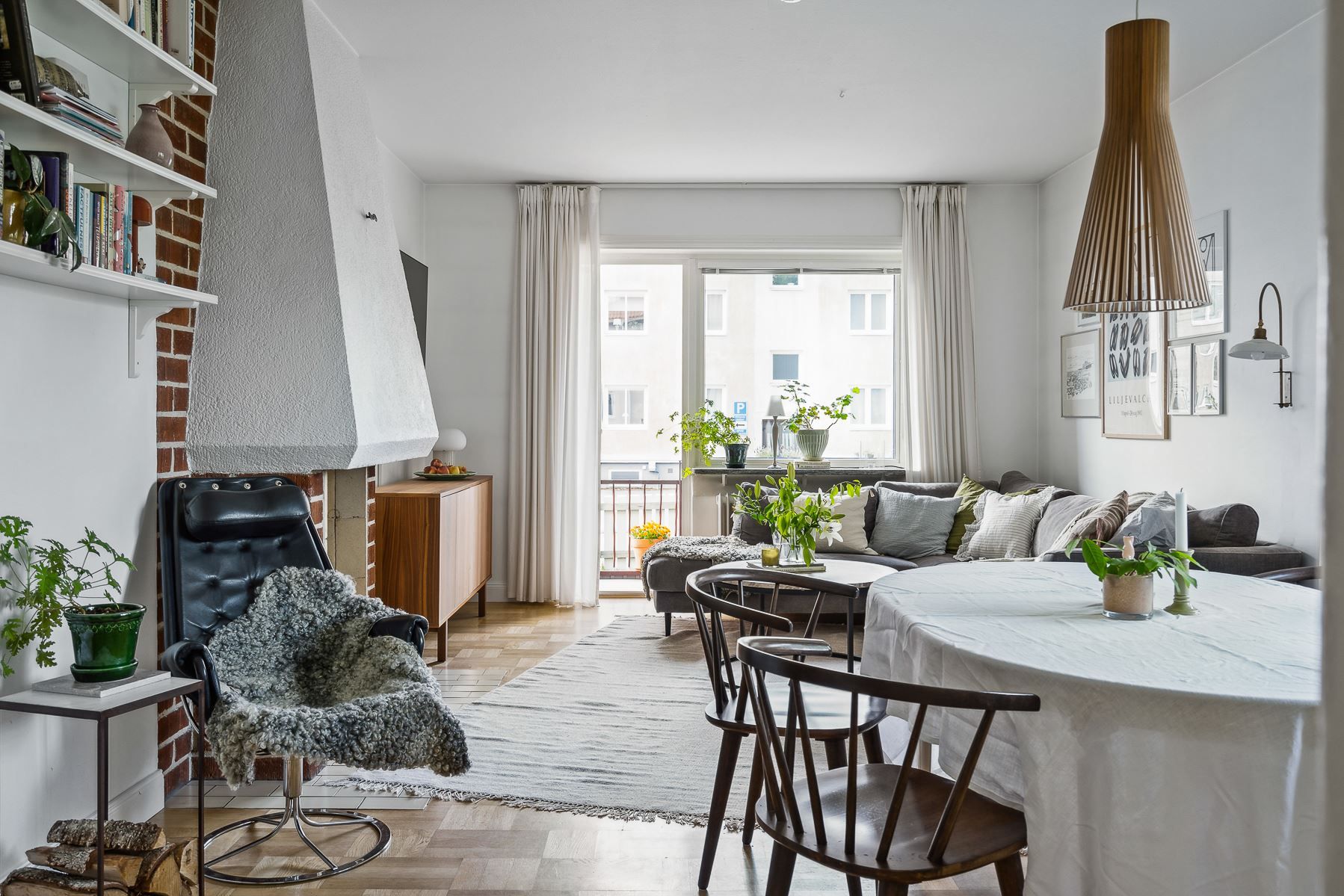 Vardagsrum med salongsdel och dekorativ öppen spis