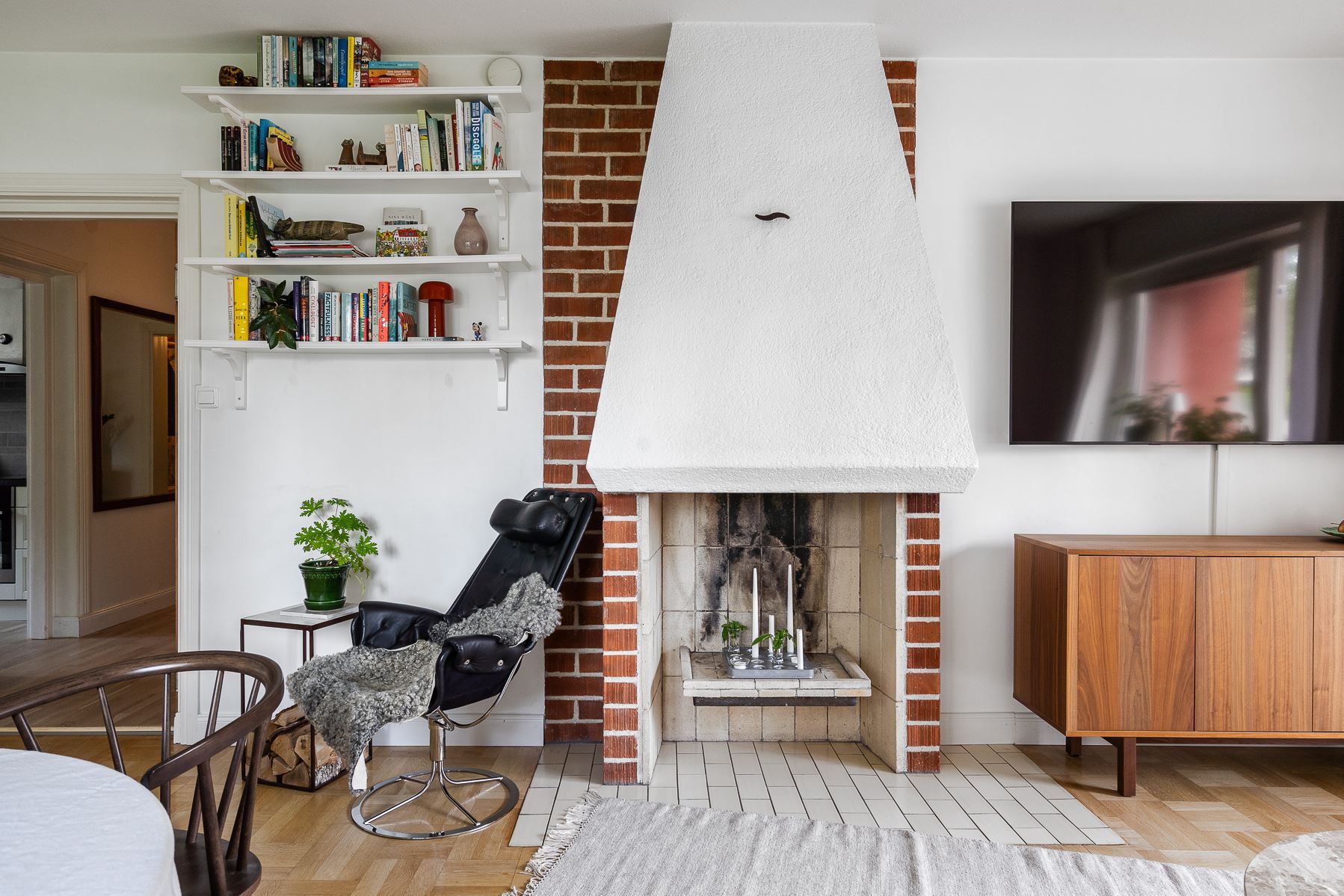 Vardagsrum med salongsdel och dekorativ öppen spis