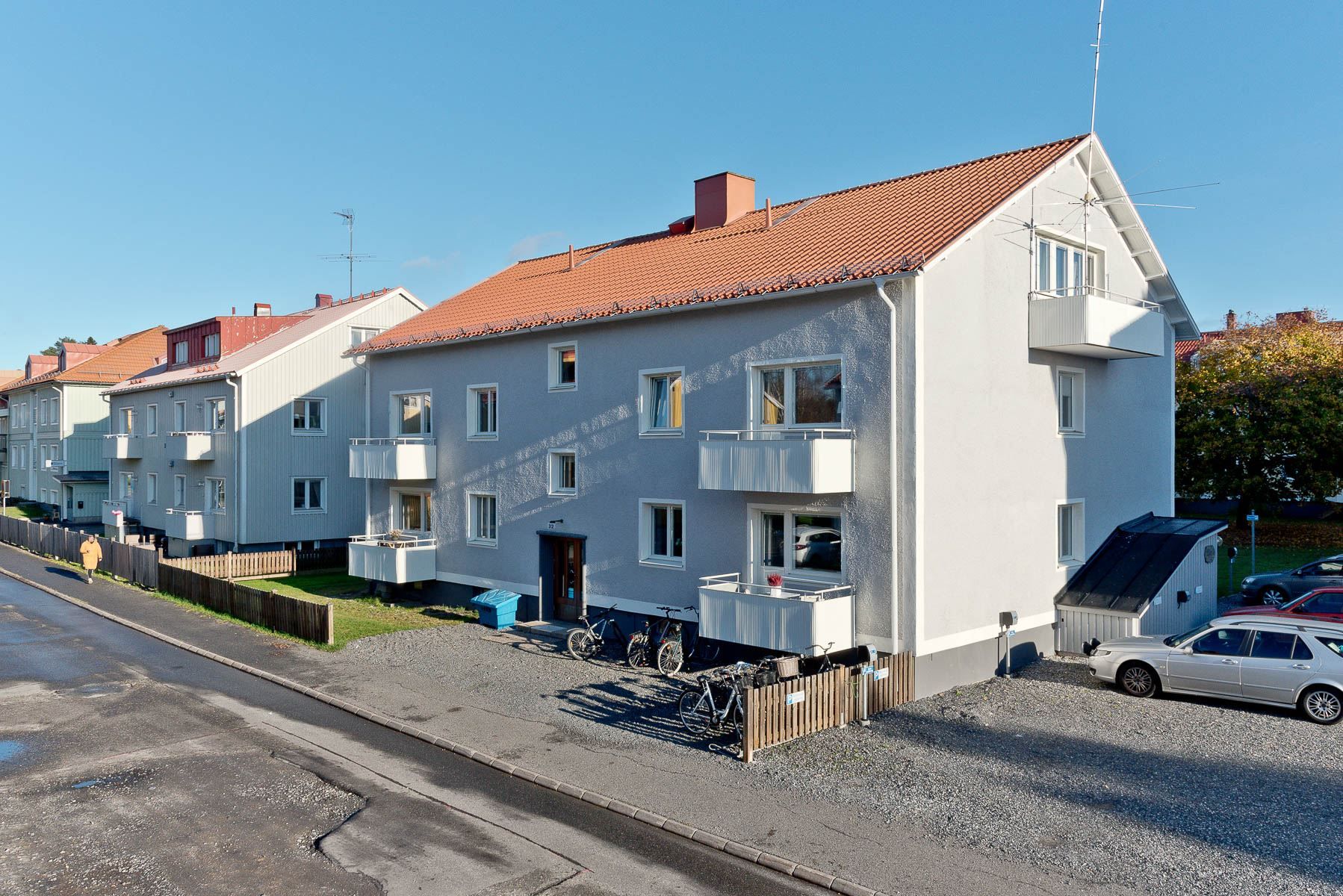 Entrésida med balkong på gaveln i söderläge