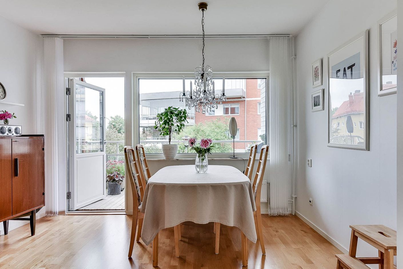Matplats och utgång till balkong i väst