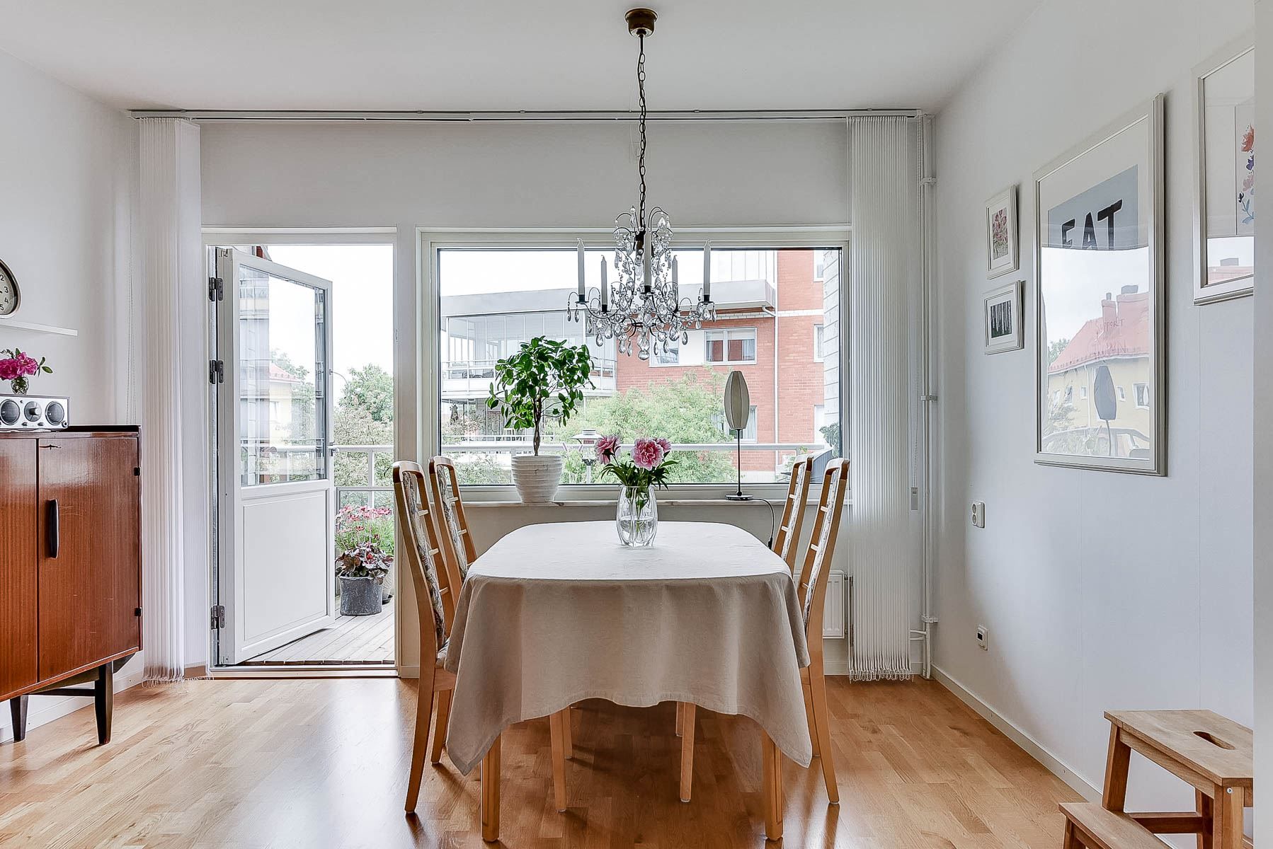 Matplats och utgång till balkong i väst