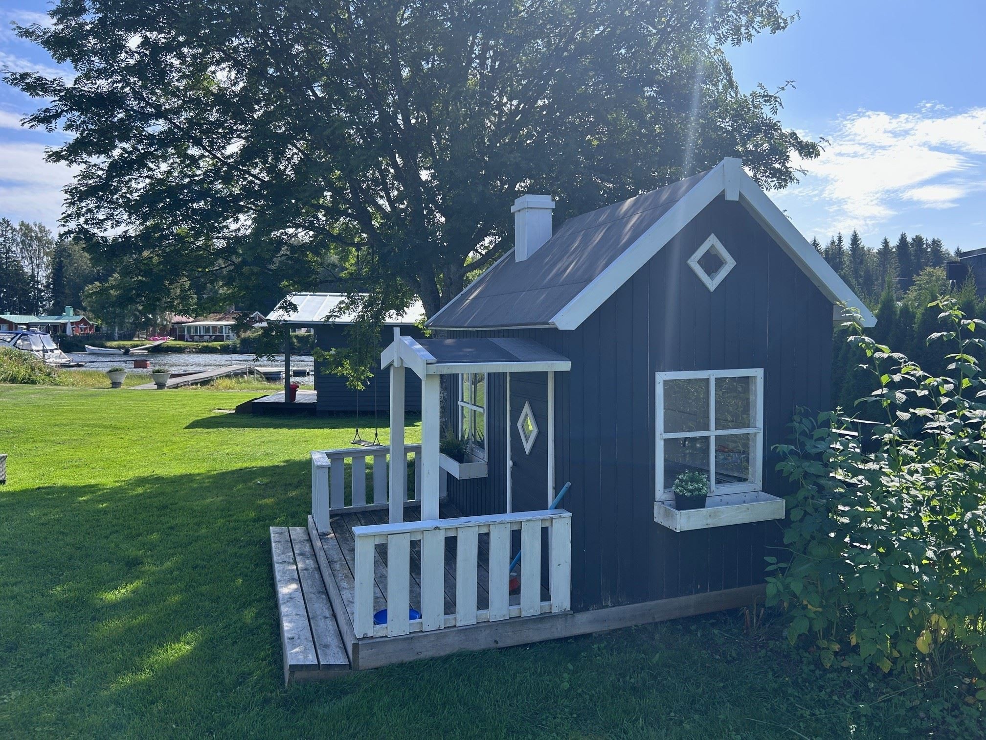 Fin lekstuga med sjöutsikt för småkockar, barn och barnbarn.