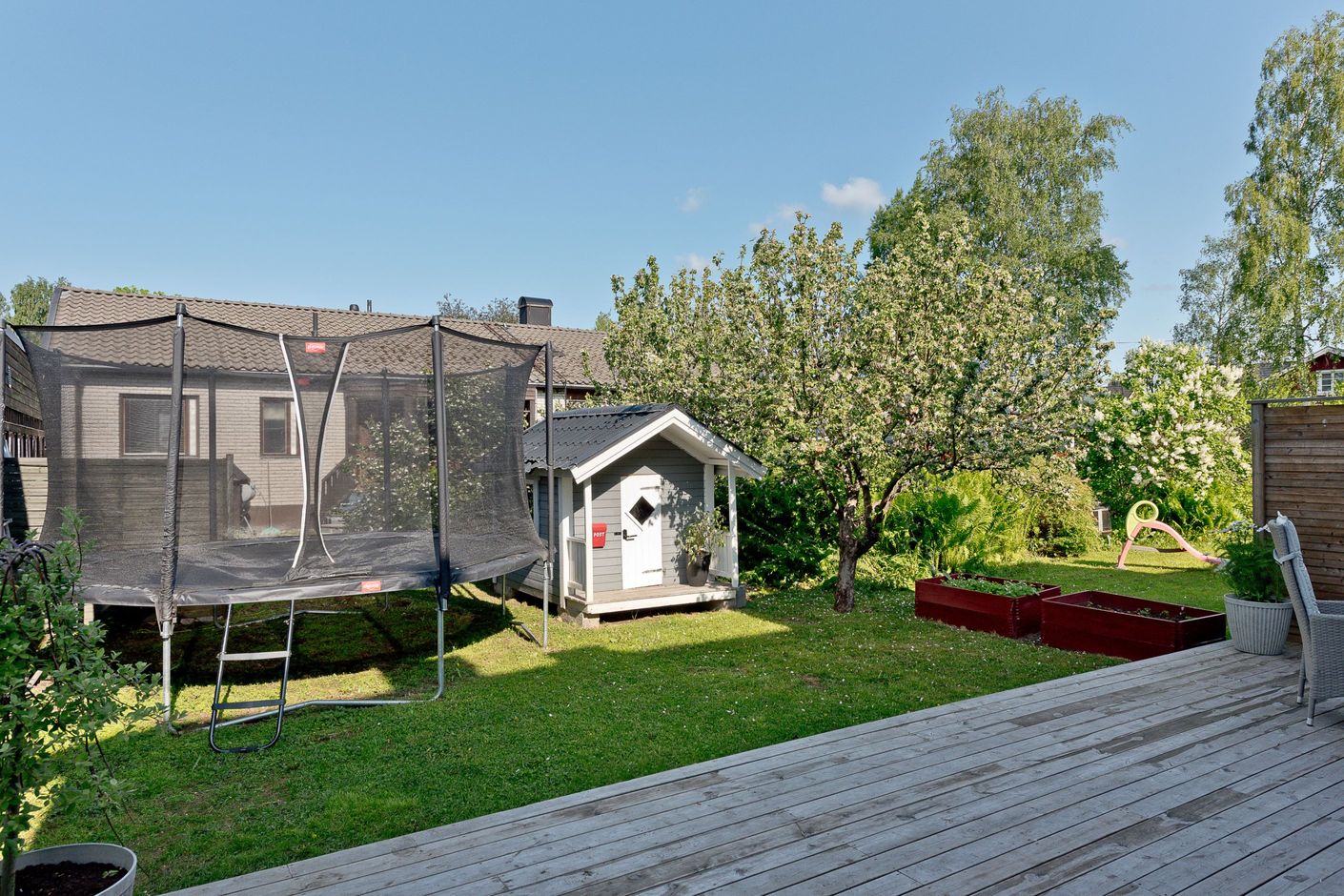 Uteplats och trädgård