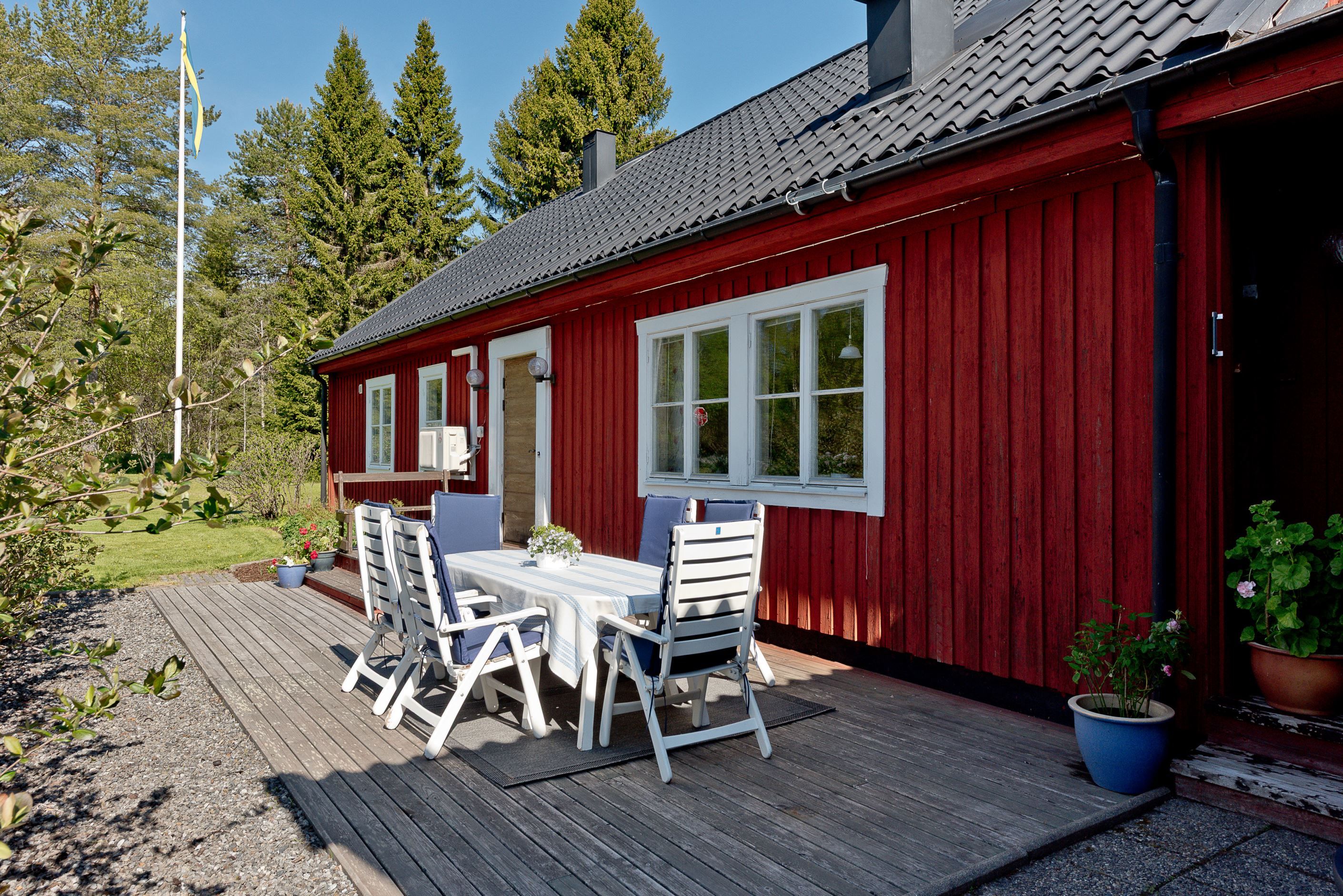 Entrésida med uteplats