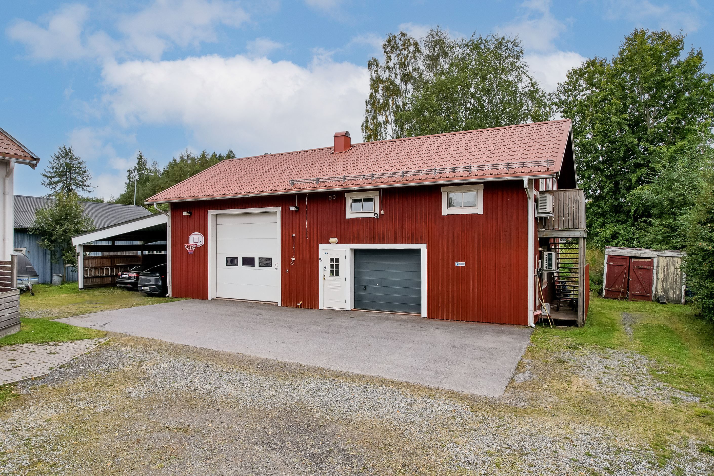 Ekonomibyggnad - Garage, carport maskinhall och lägenhet
