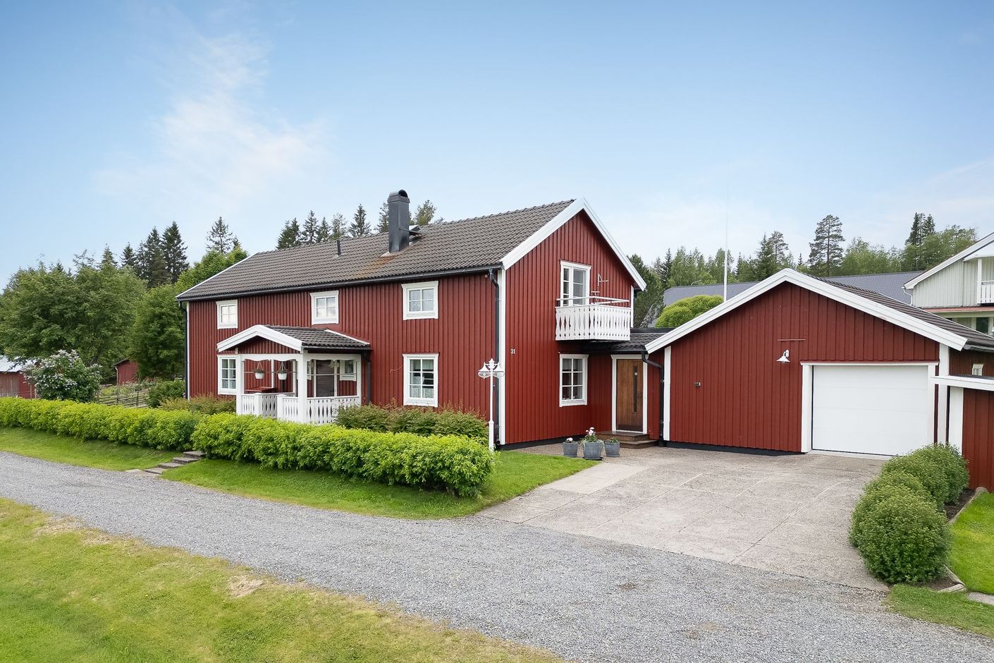 Entrésida med garage