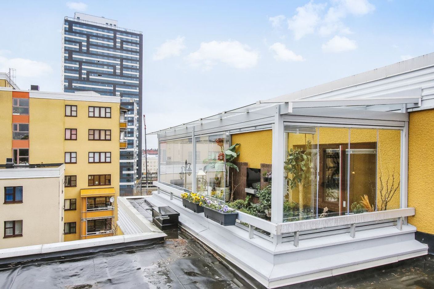 Takterass med utsikt över Kistas skyline