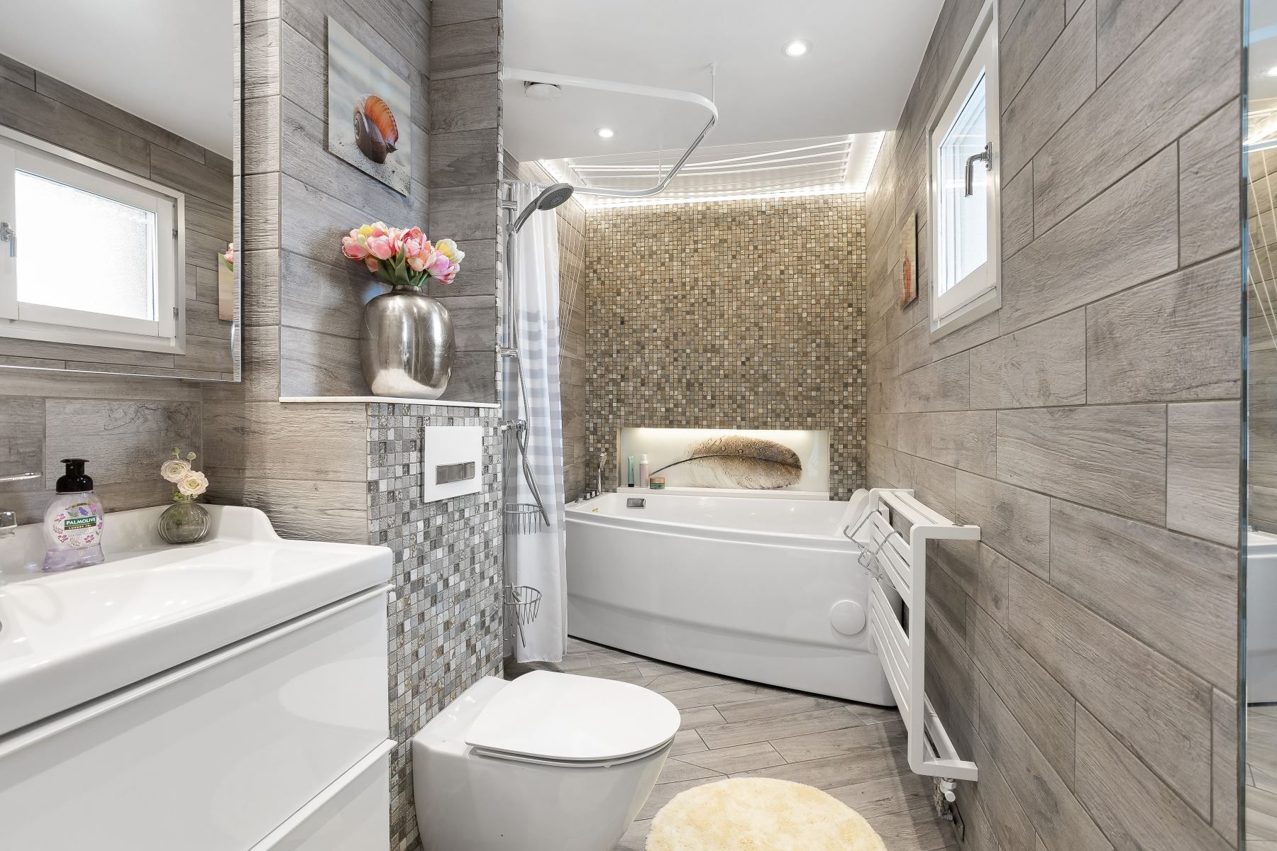 Stort badrum i kakel och klinkers på övre plan