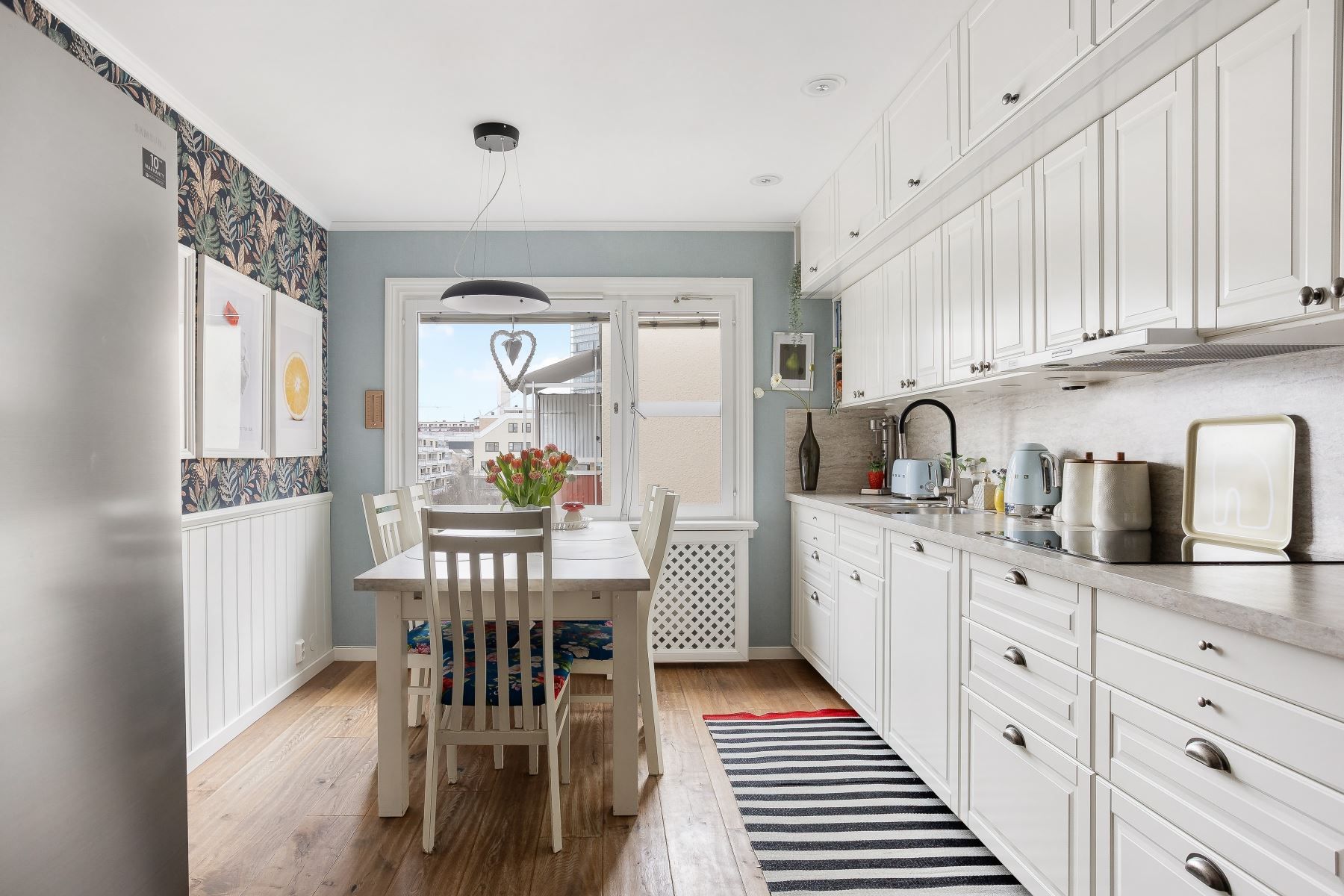 Stort kök med gott om förvaring