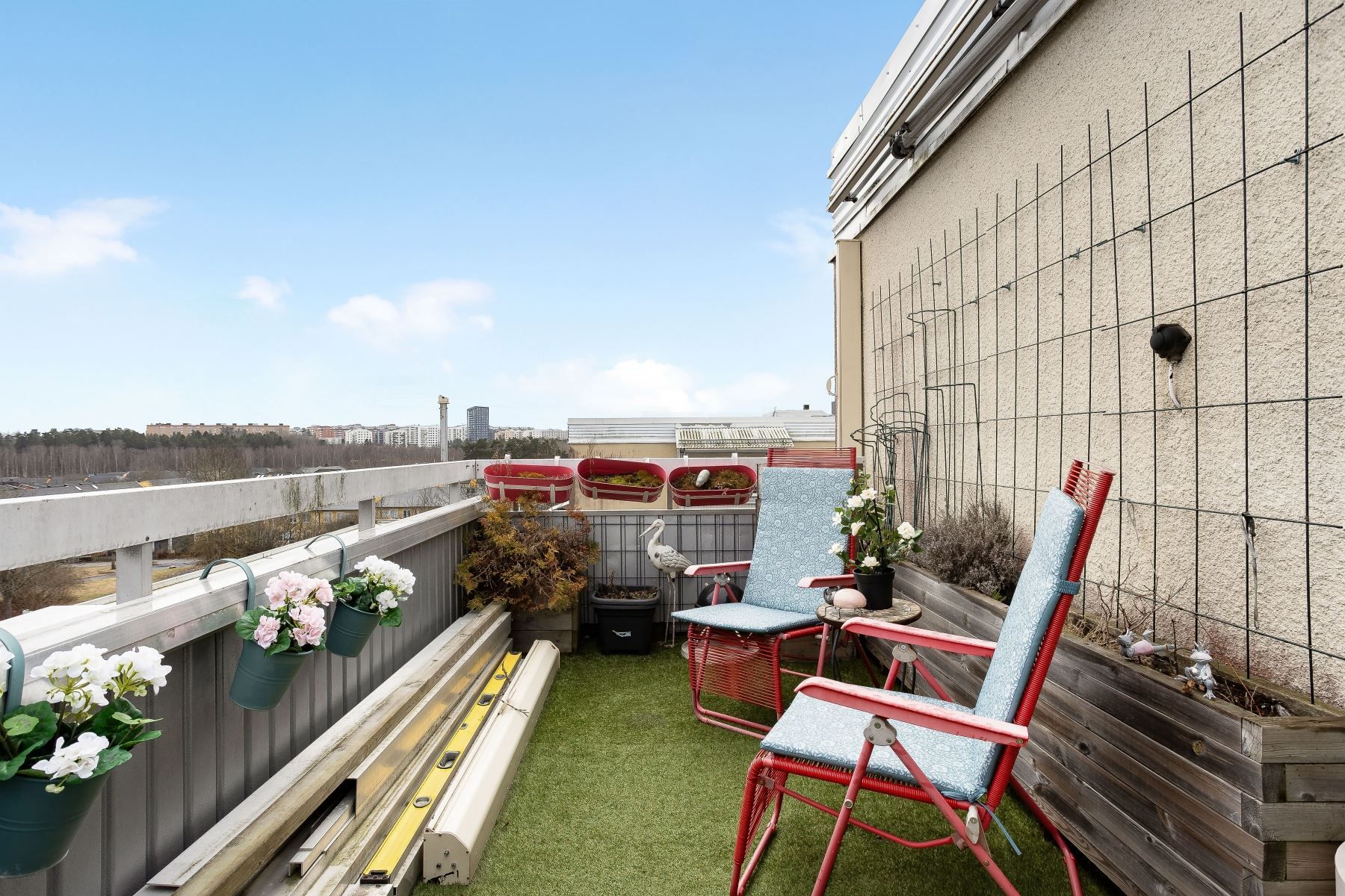 Egen terrass med fri utsikt och högst upp i huset