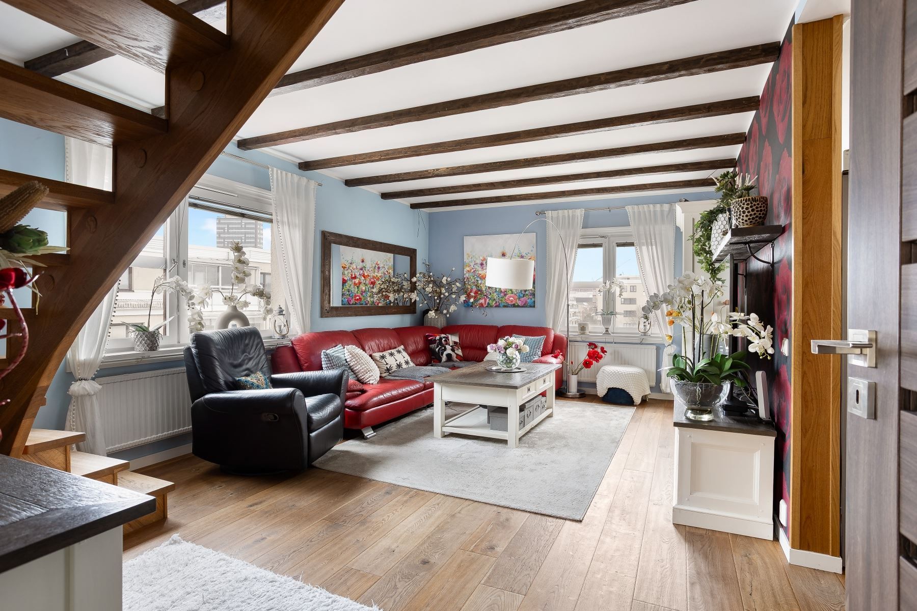 Vardagsrum med snygga takdetaljer