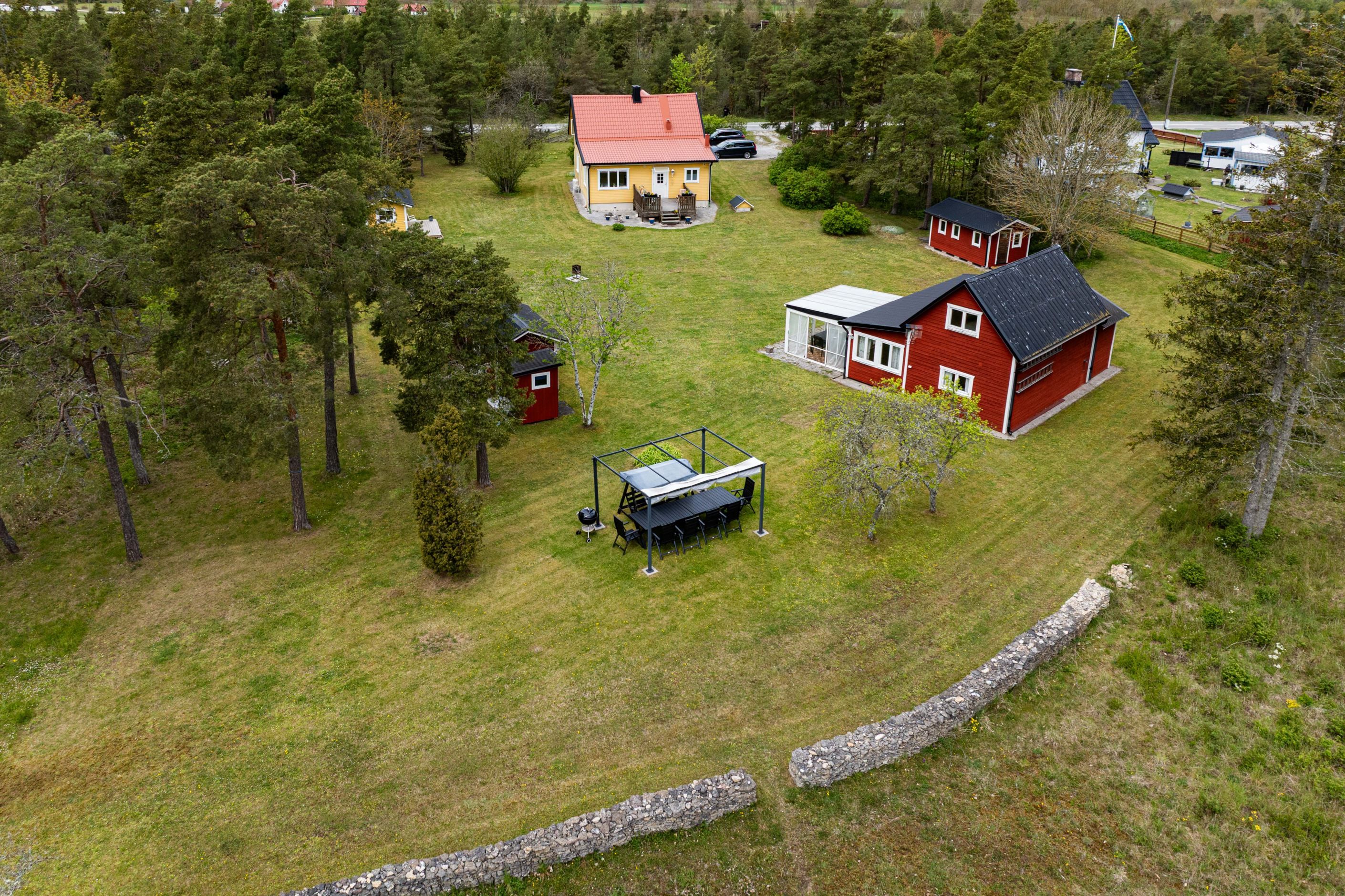 Huvudbyggnaden med gästhuset i förgrunden