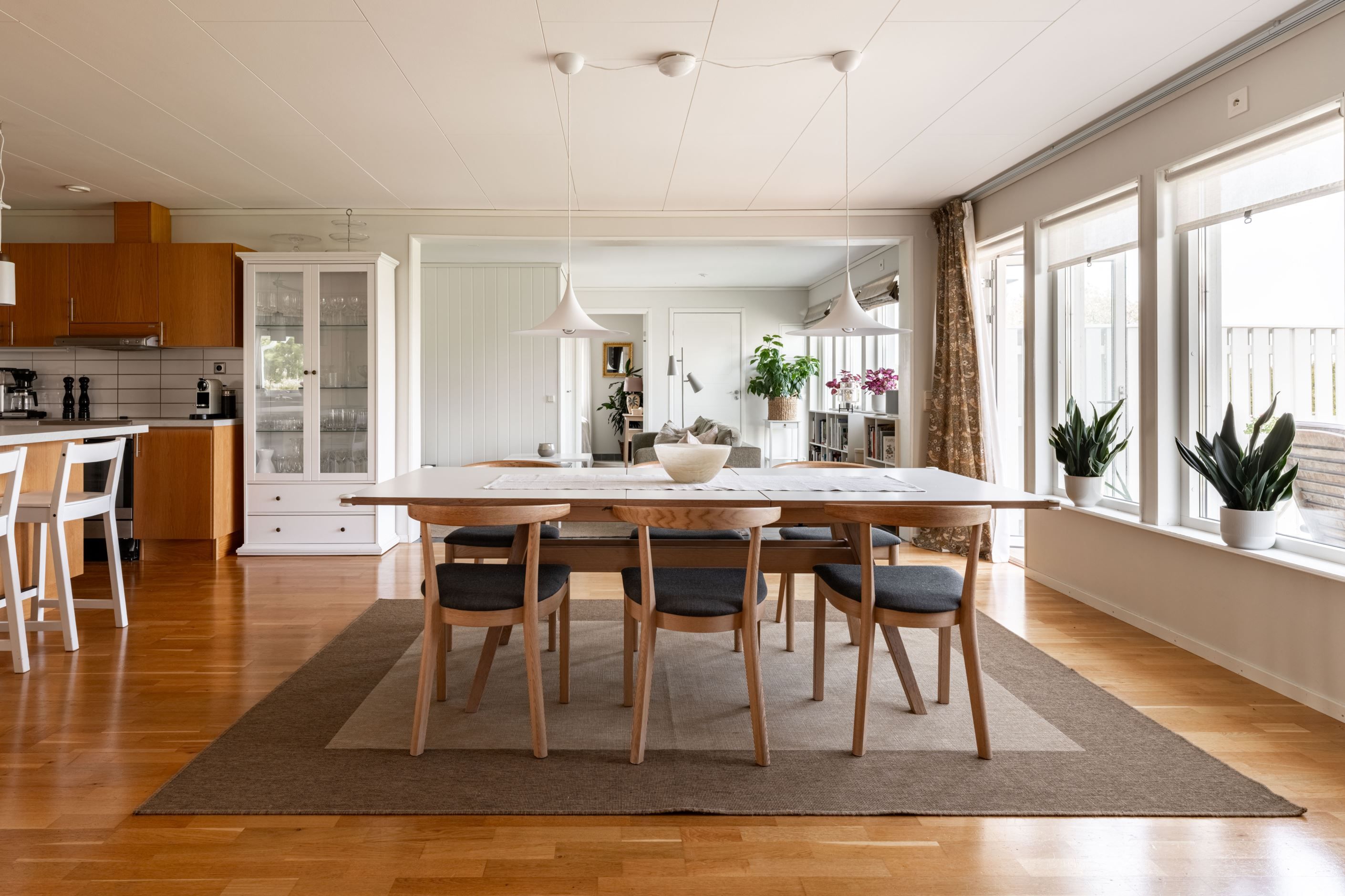 Matplats mot kök och vardagsrum