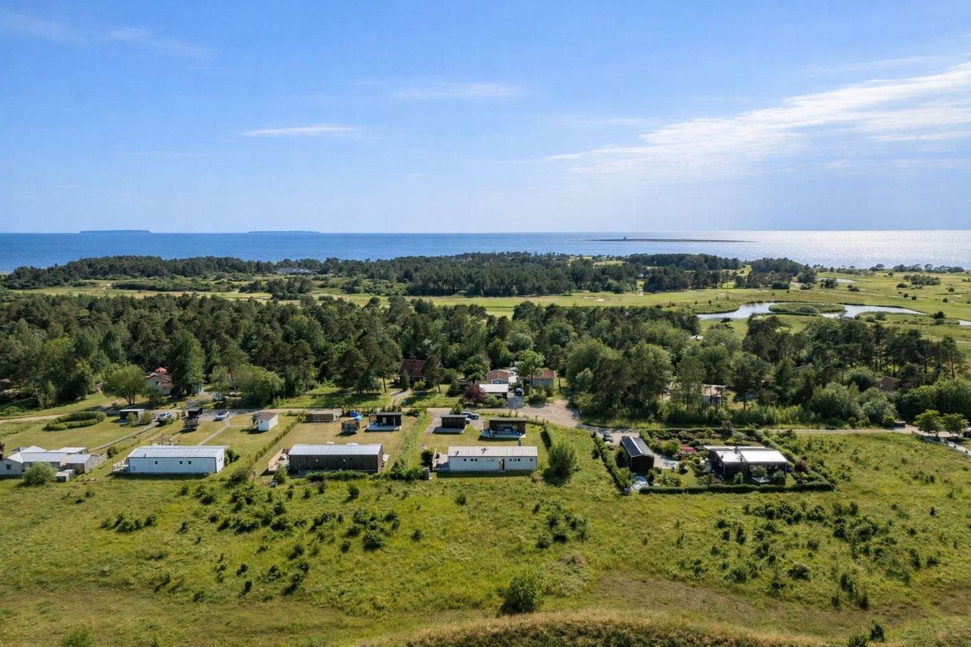 Områdesbild mot havet och golfbana