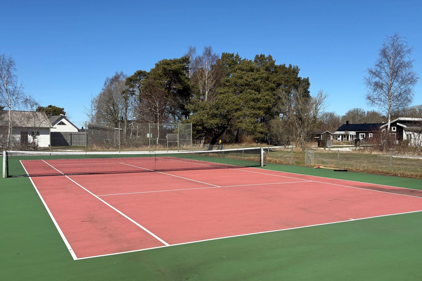 Tennisbanan i samfälligheten (privat bild)