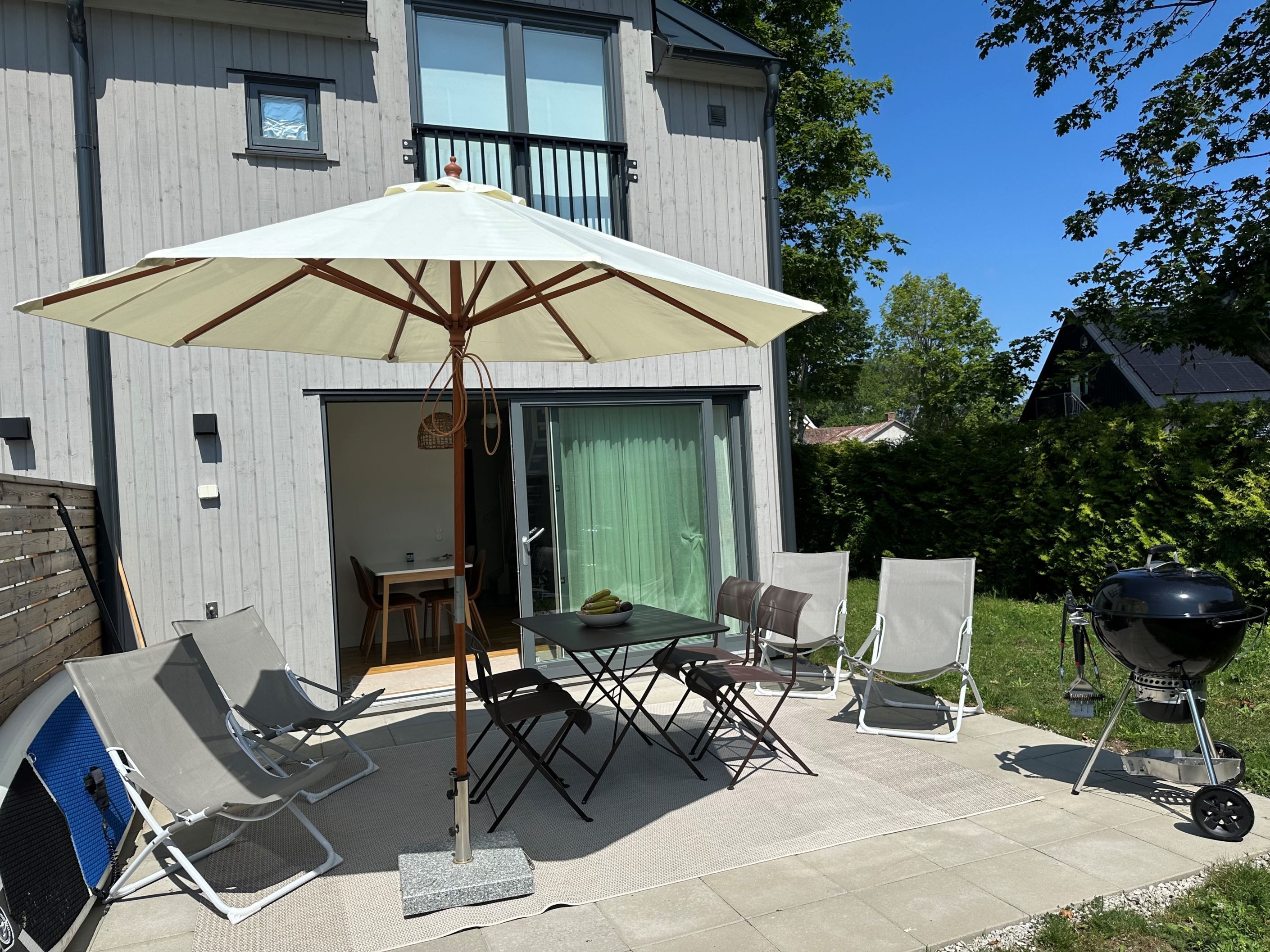 Privat bild från den soldränkta terassen