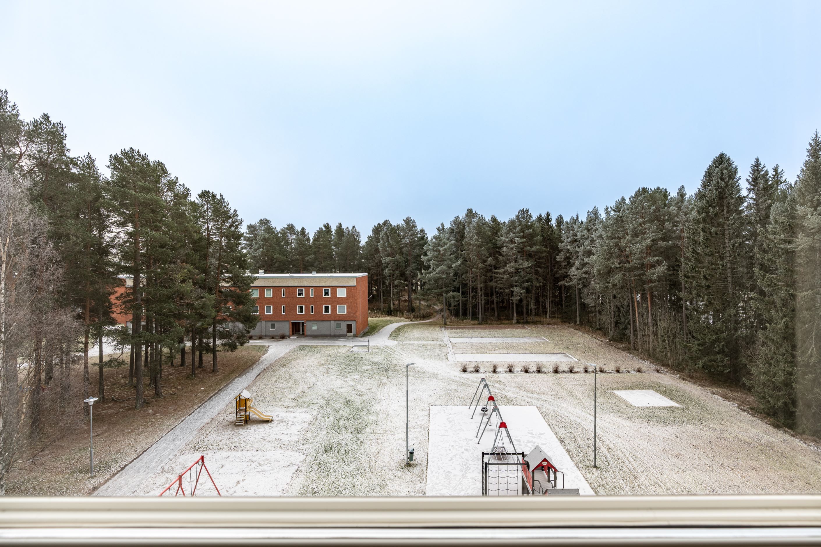 Utsikt från balkongen över den mysiga innergården