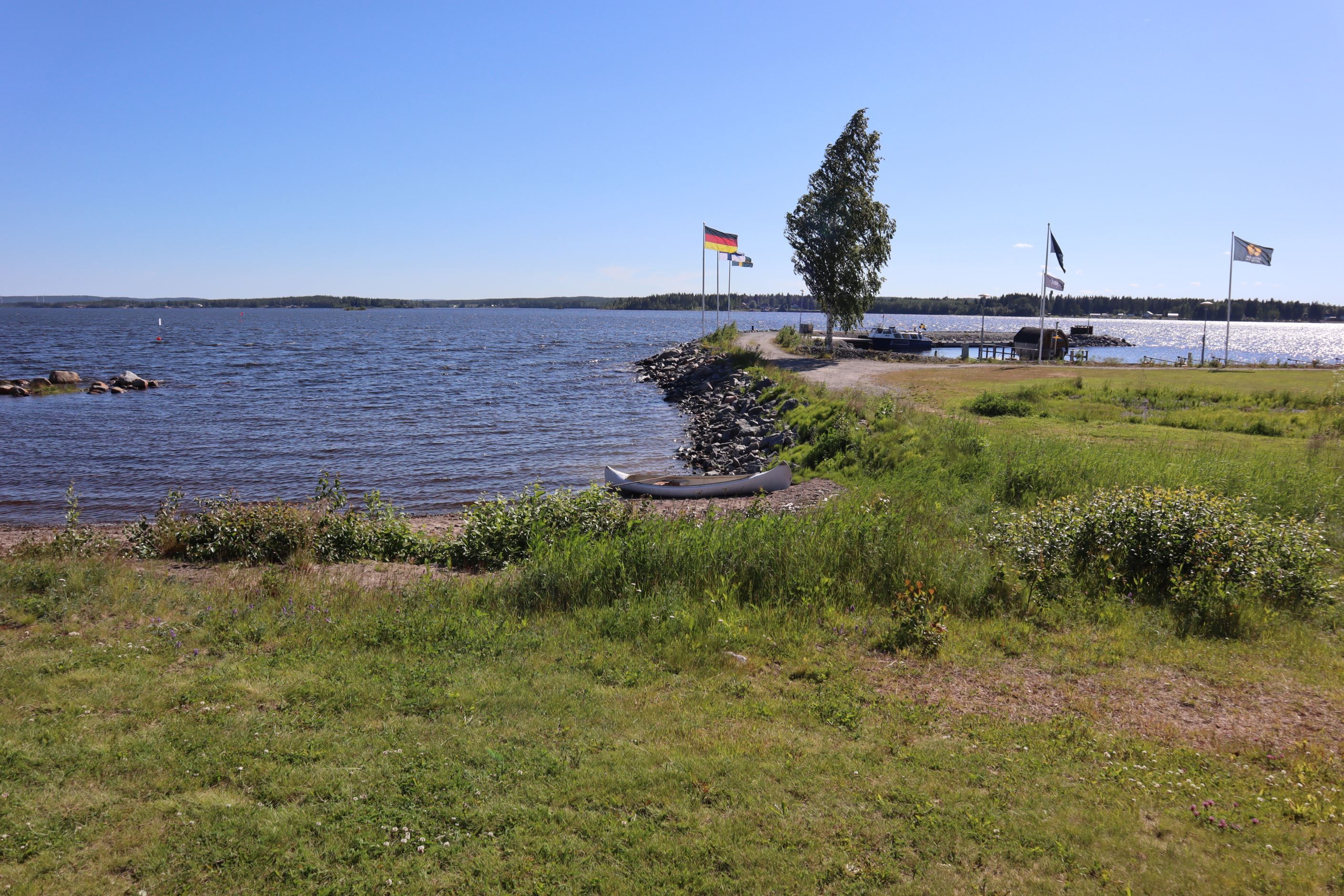 Den lilla badstranden ligger bara några minuter bort