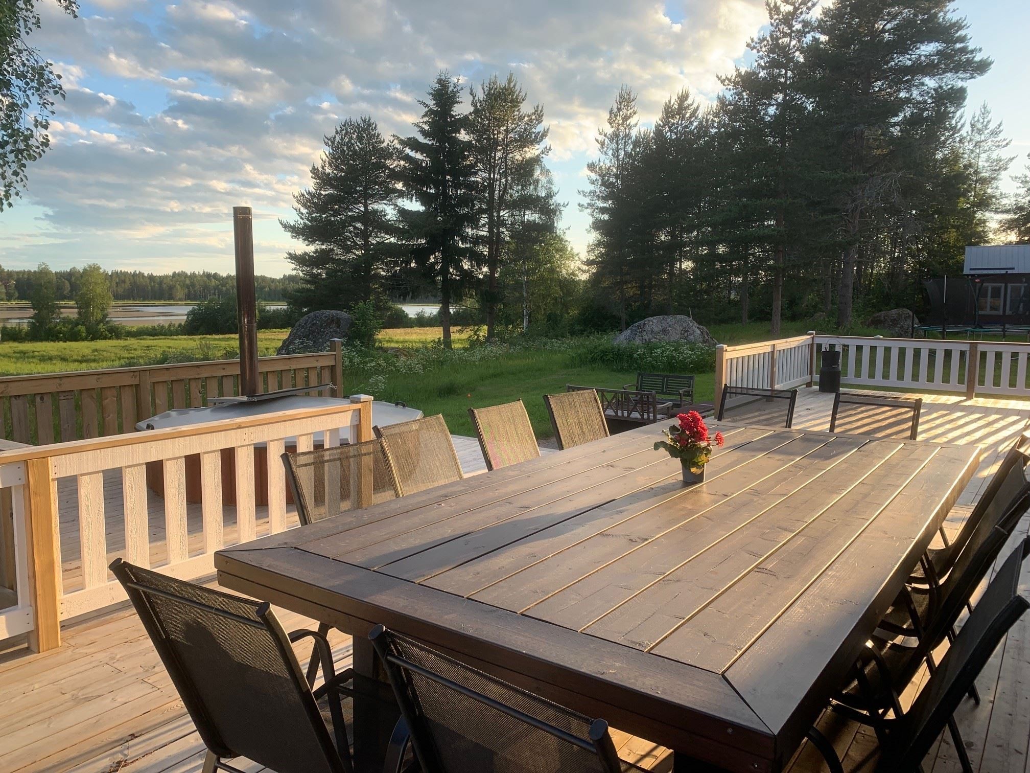 Altan med vy mot vattnet