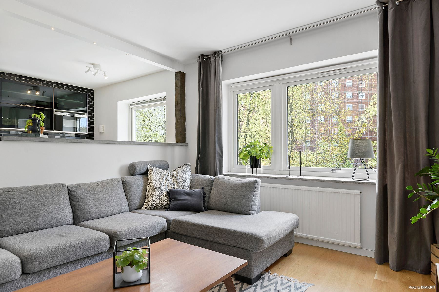 Bardisk mellan kök och vardagsrum